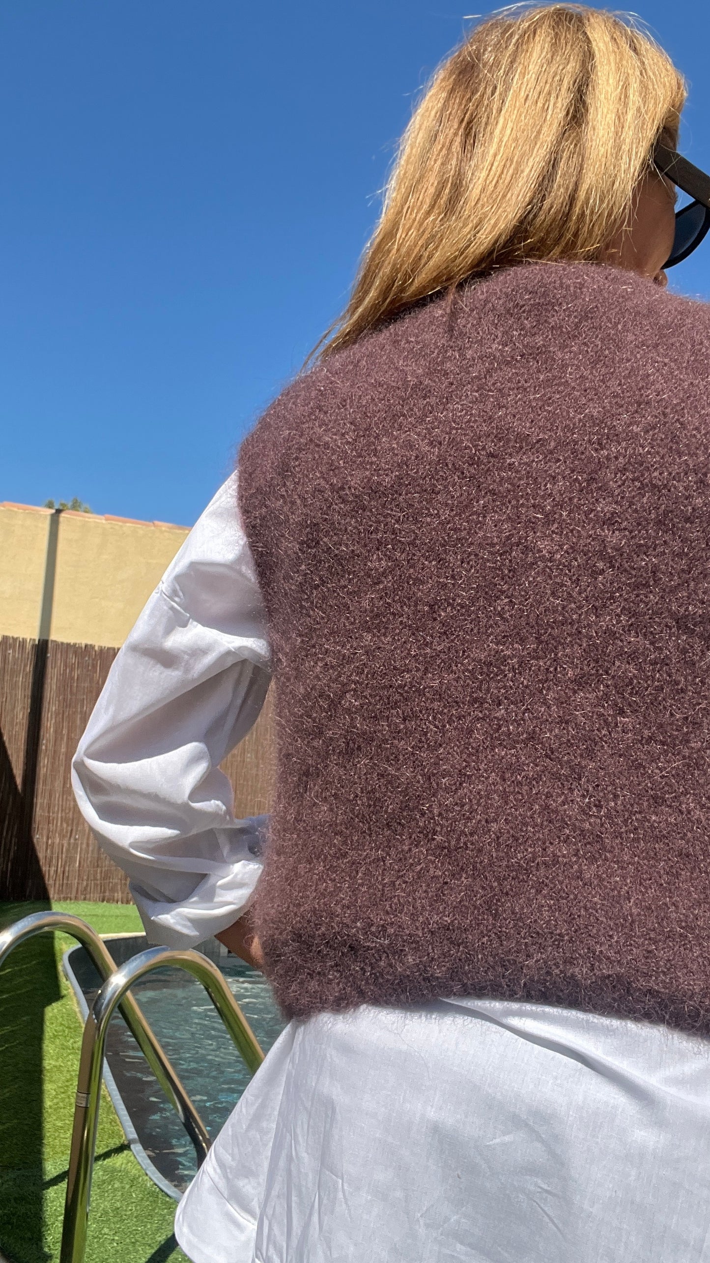 PULL SANS MANCHES "CHOCOLAT"