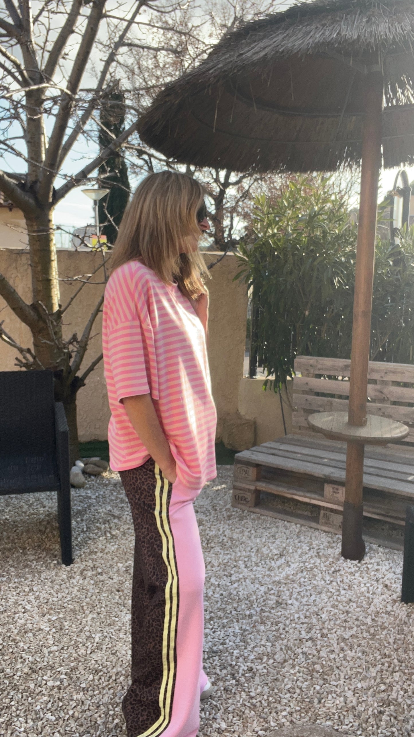 PANTALON STYLE JOGGING ROSE PALE BANDE JAUNE/LEOPARD