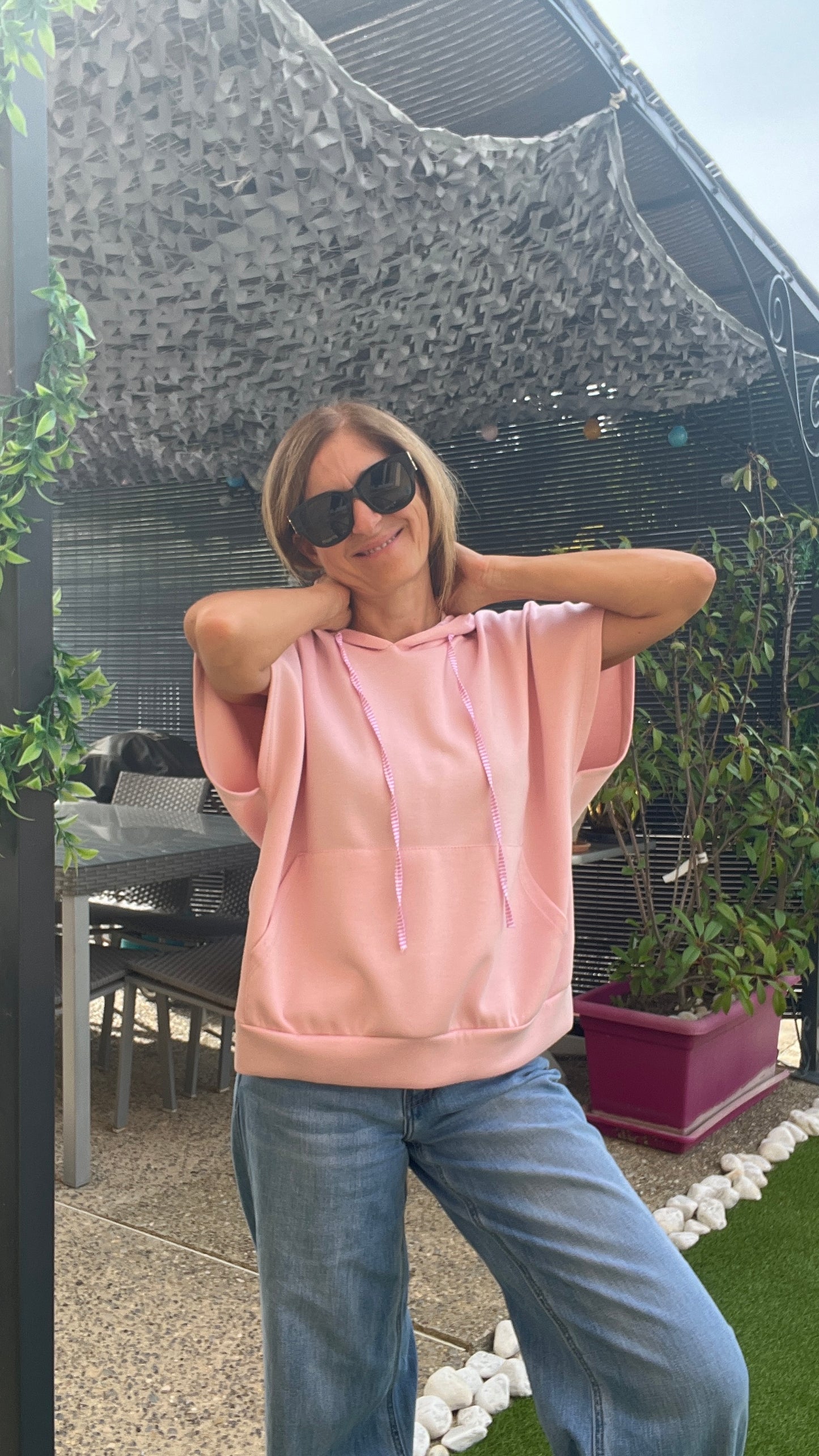 SWEAT A CAPUCHE ROSE MANCHES COURTES