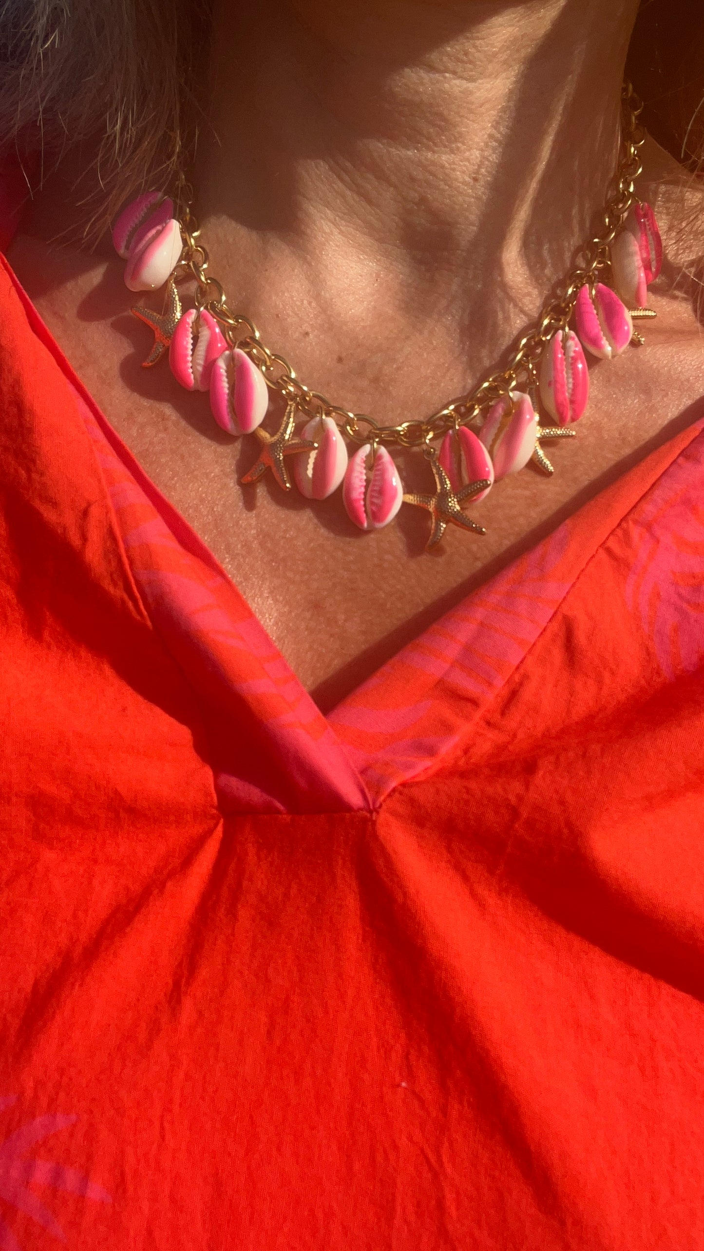 Collier coquillages rose fluo