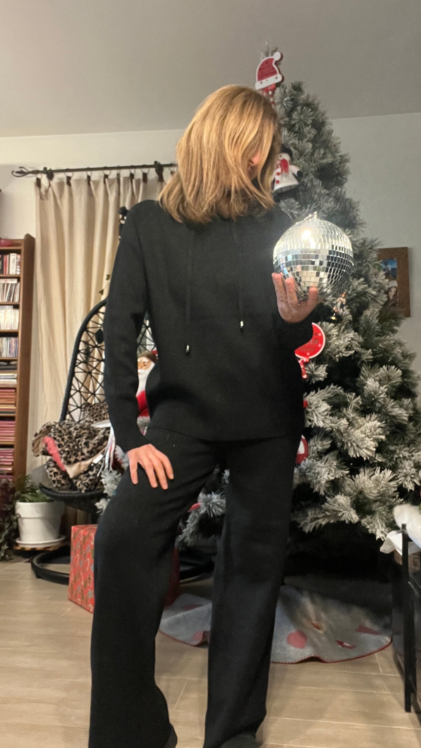 ENSEMBLE PANTALON/PULL A CAPUCHE PAILLETEE NOIR