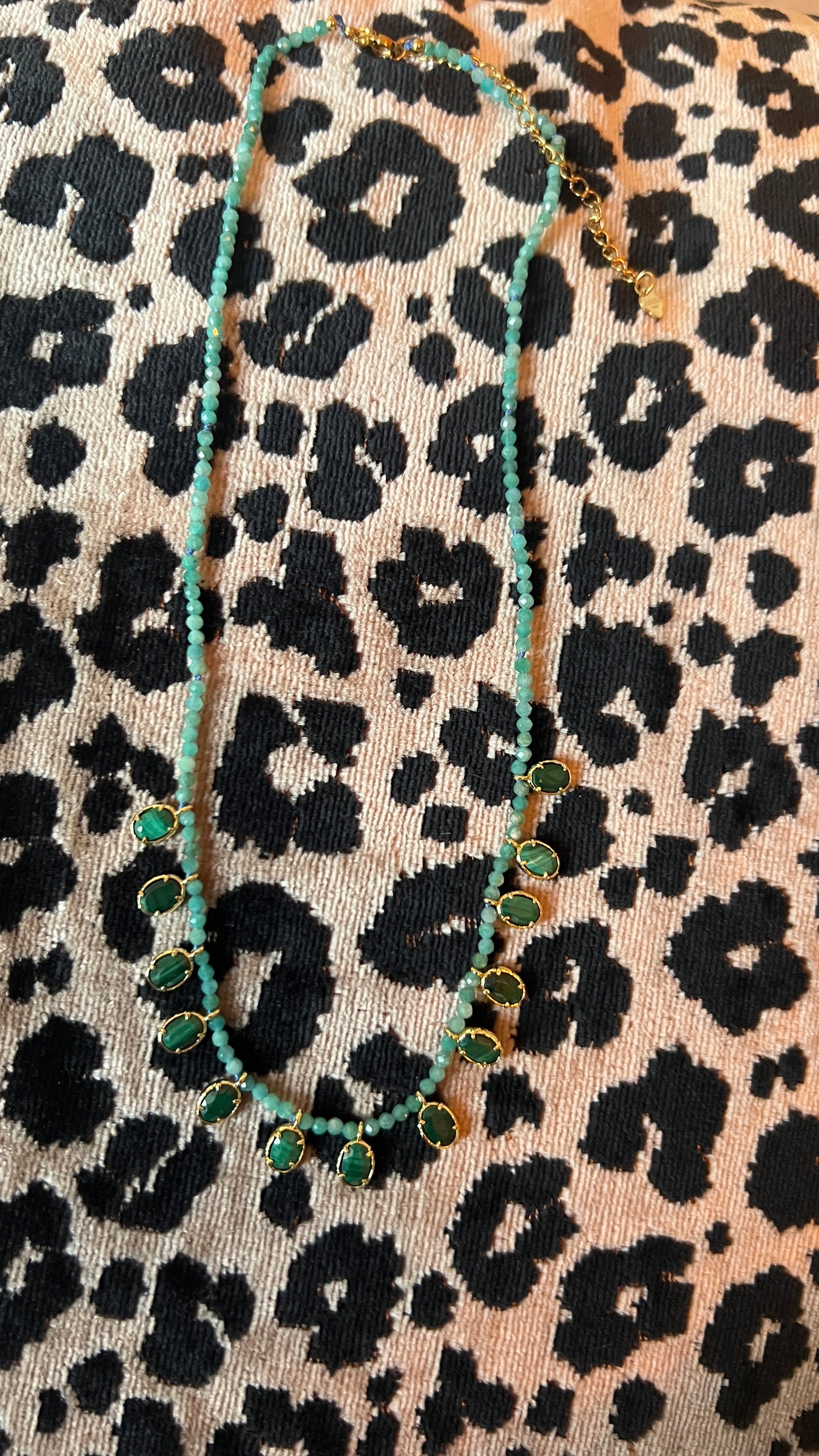 COLLIER PERLES TURQUOISE & MEDAILLONS EMERAUDE "HABAHA"