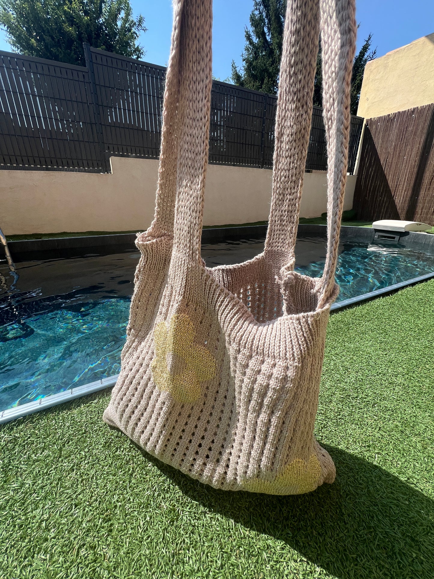 Sac beige au crochet "fleurs dorées"