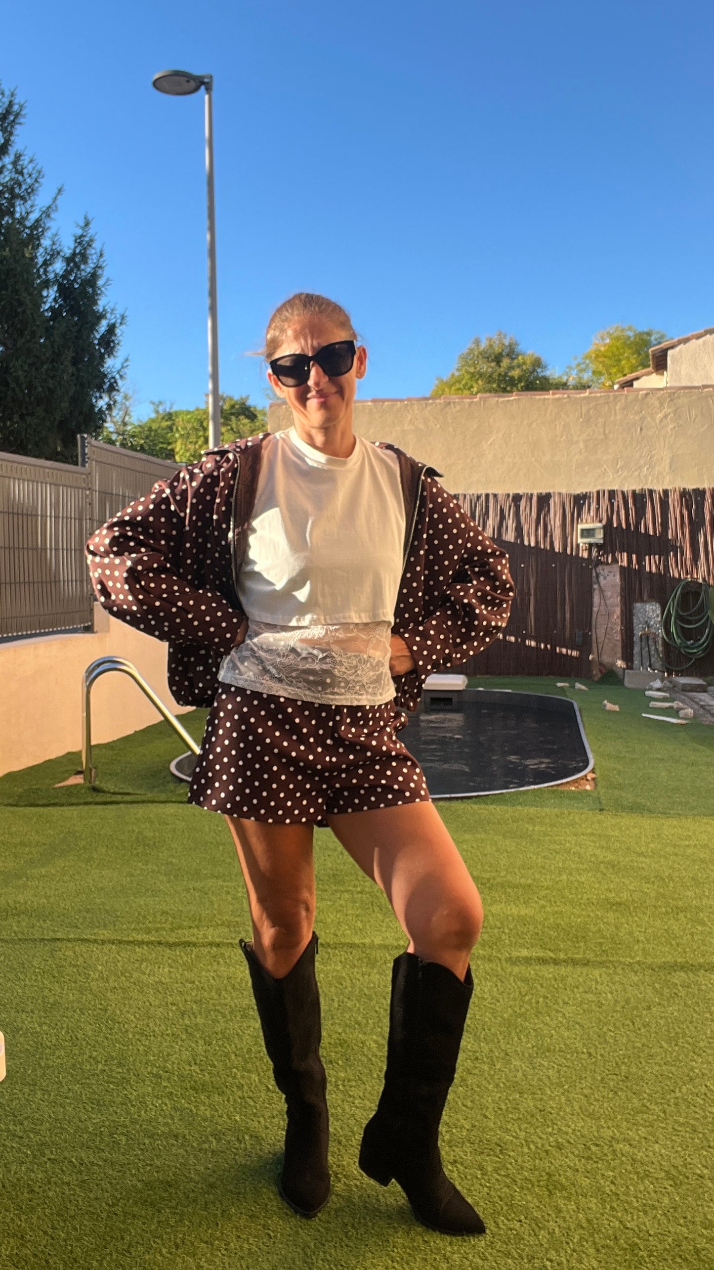 SHORT CHOCOLAT A POIS BLANC