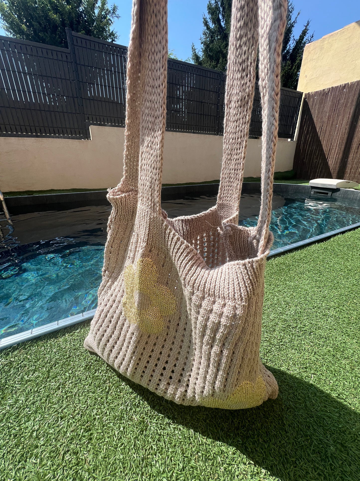 Sac beige au crochet "fleurs dorées"