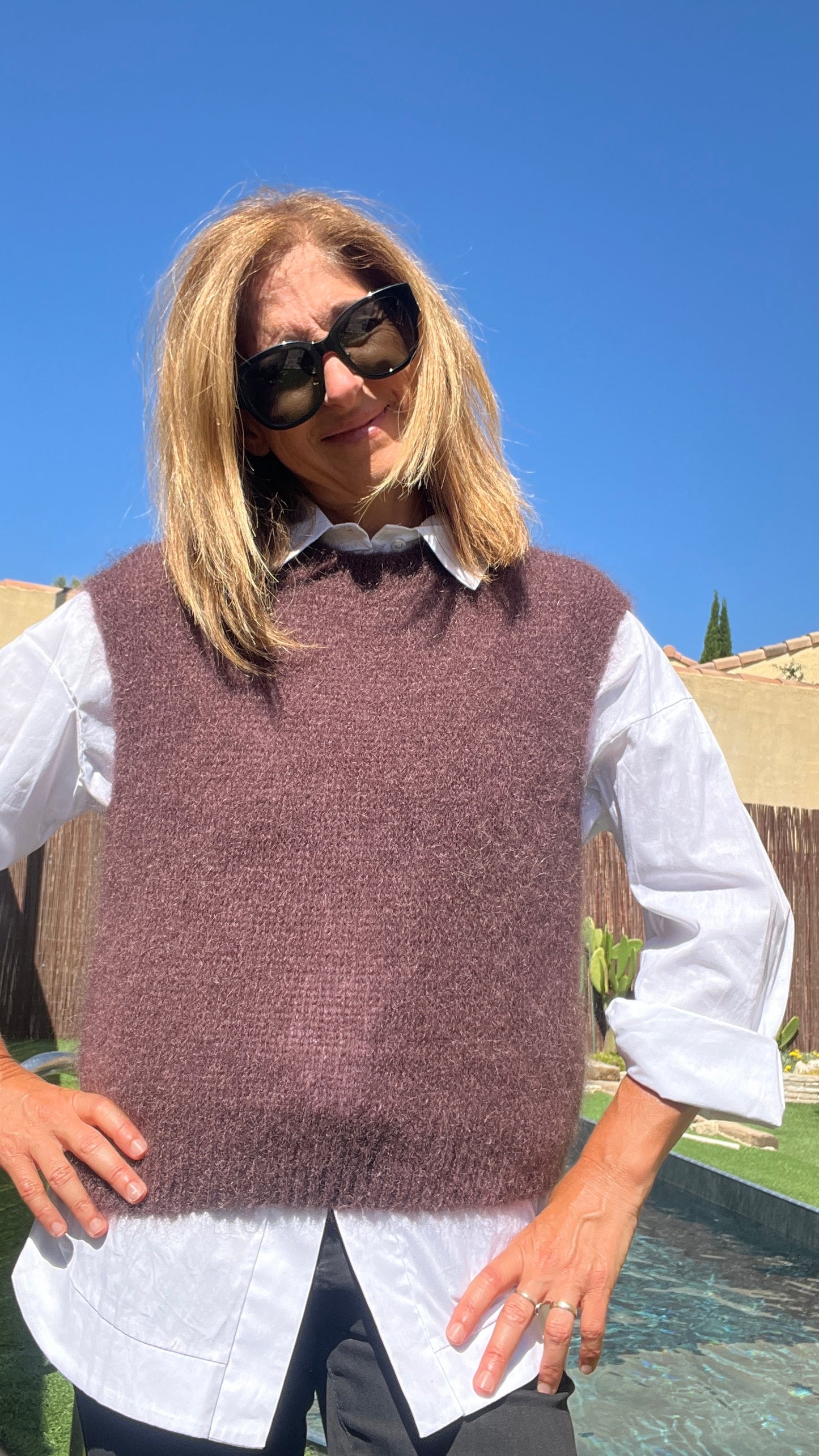 PULL SANS MANCHES "CHOCOLAT"