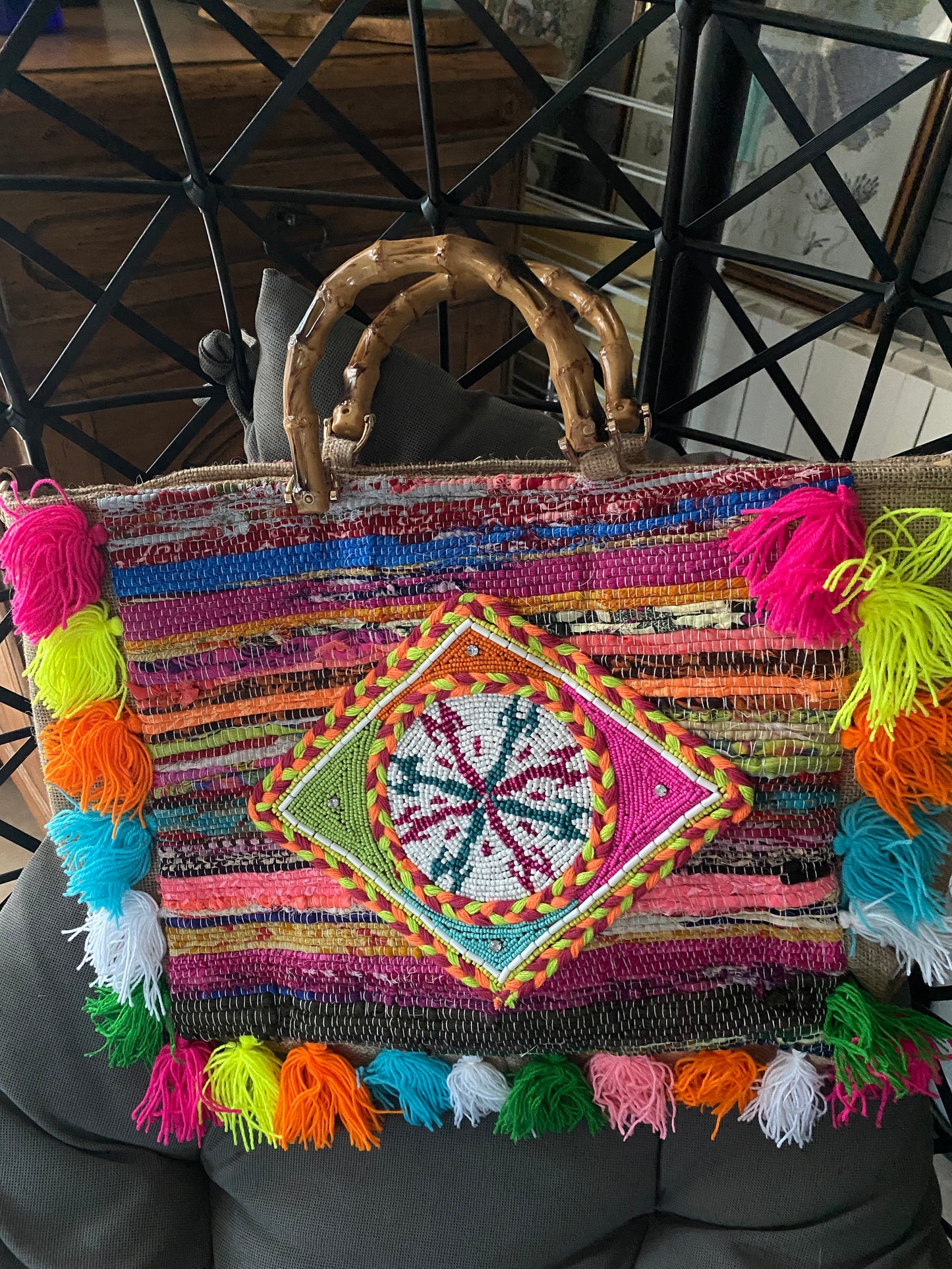 Sac de plage coloré avec des pompons