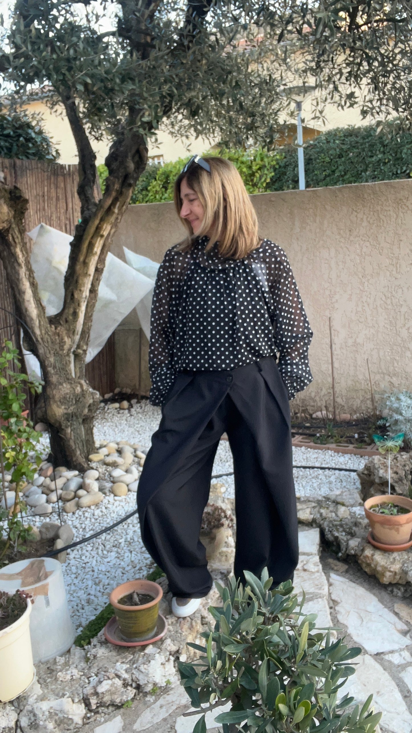CHEMISIER NOIR A POIS BLANC