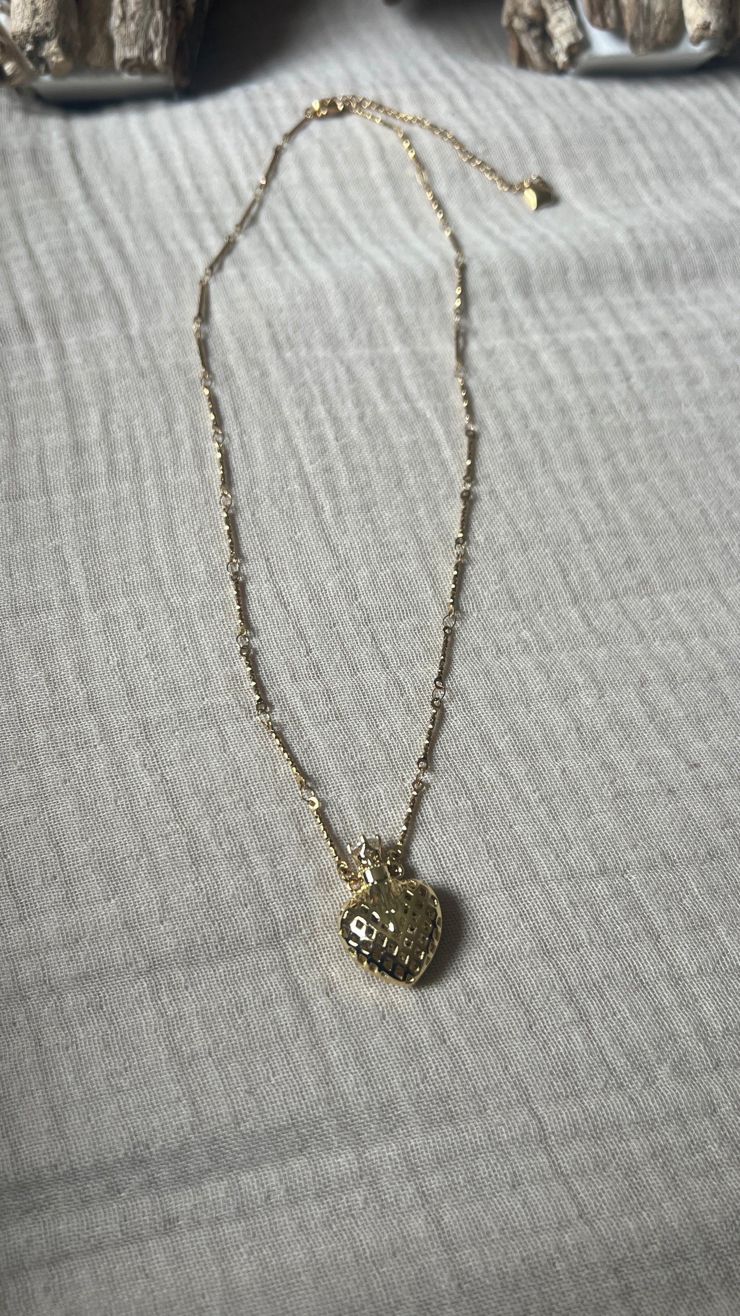 COLLIER COEUR PAVE DE STRASS & COURONNE "HABAHA"