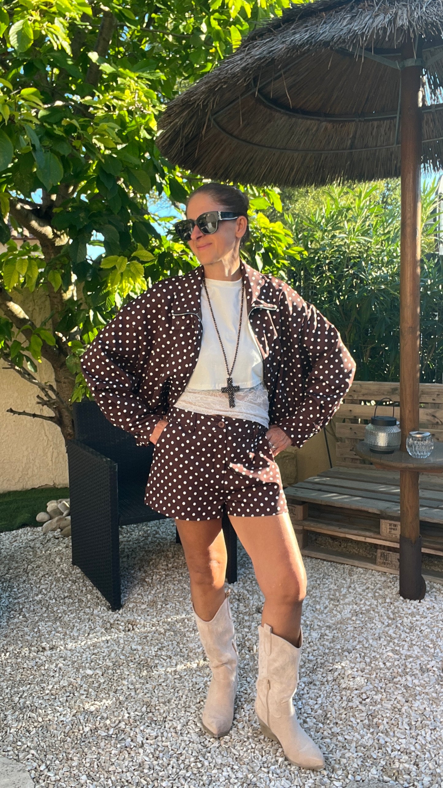 SHORT CHOCOLAT A POIS BLANC
