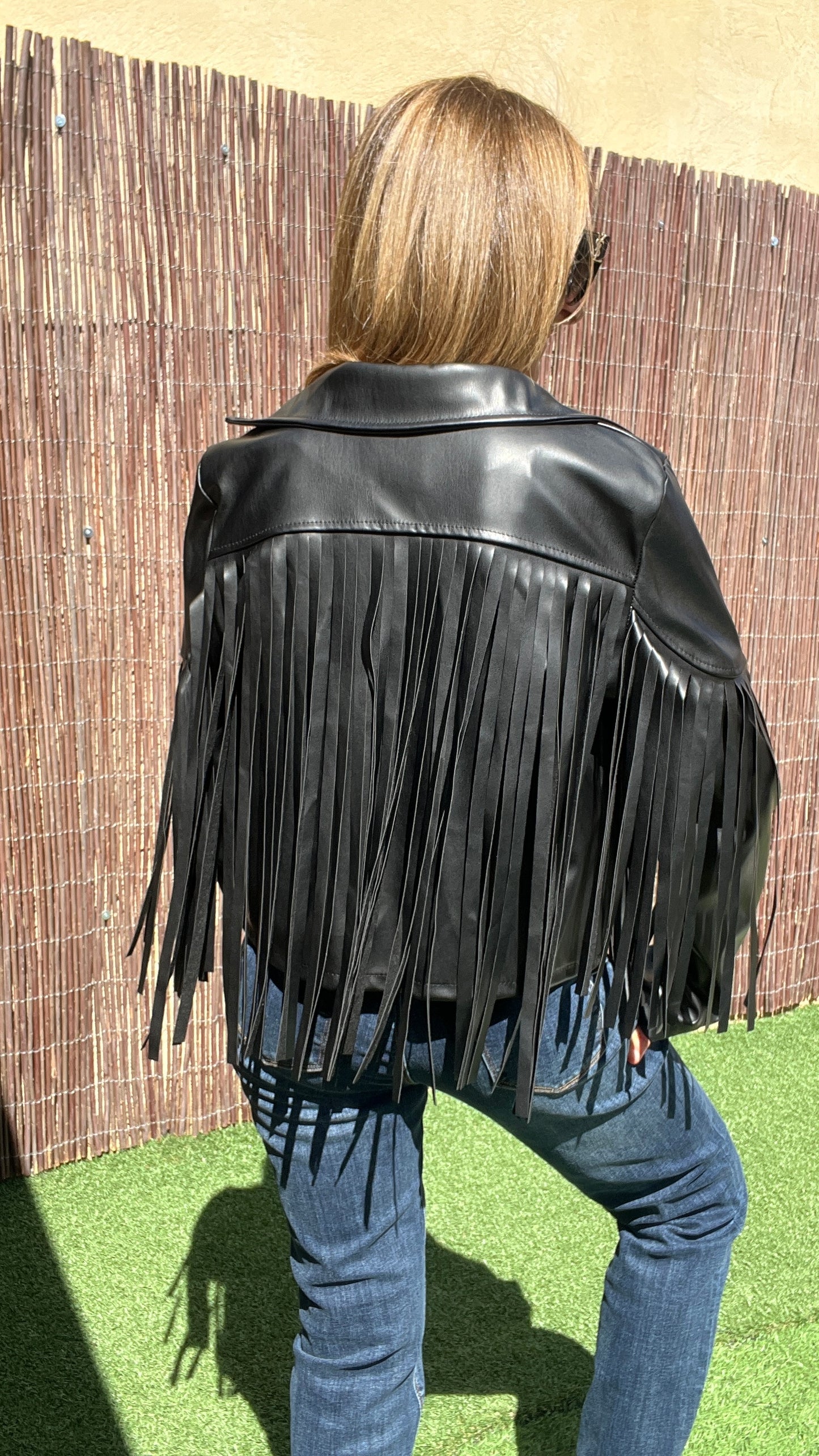 VESTE A FRANGES NOIRE "SIMILICUIR"