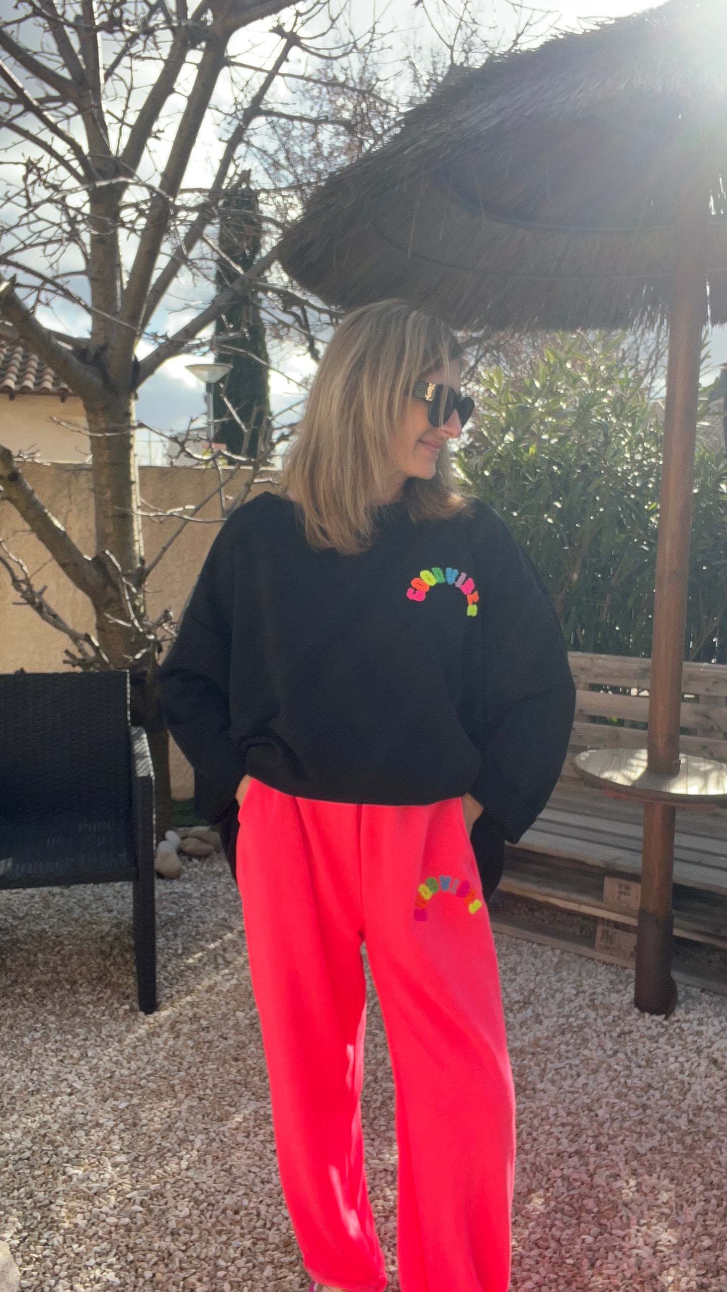 PANTALON ROSE FLUO STYLE JOGGING "GOOD VIBES"