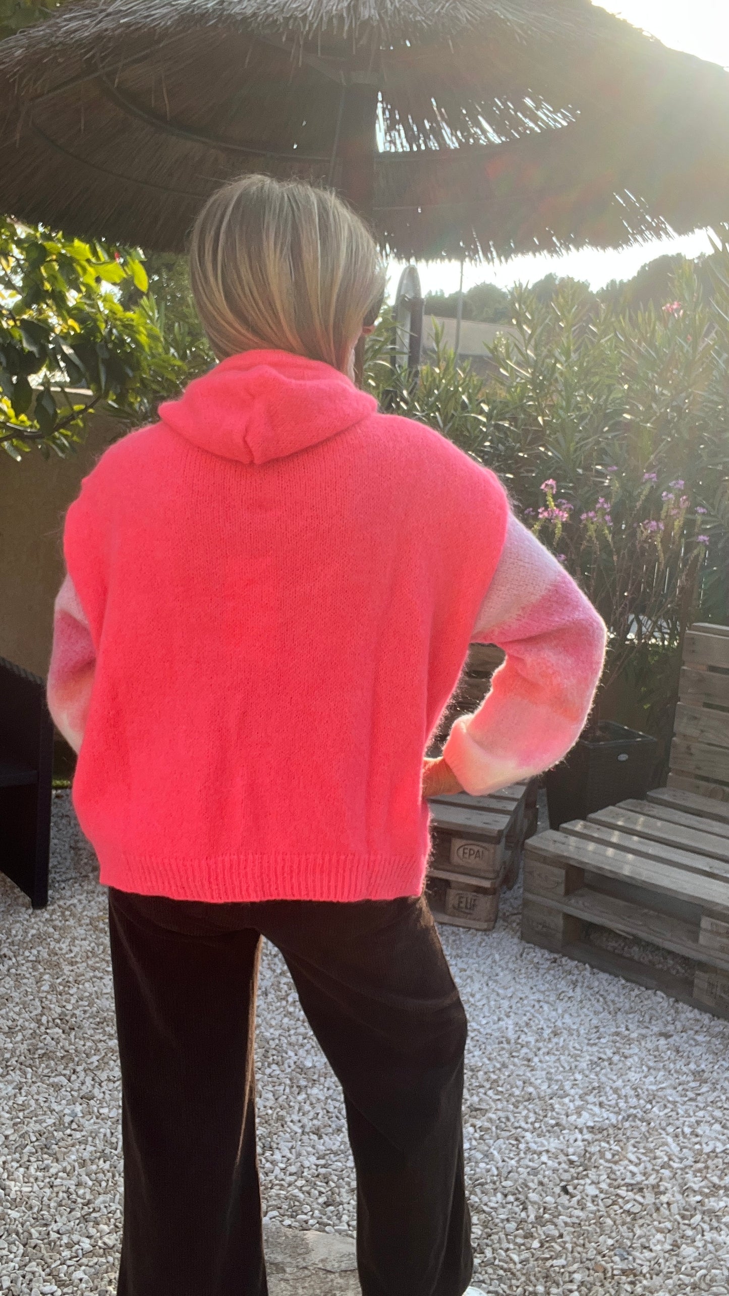 VESTE SANS MANCHES A CAPUCHE «CORAIL FLUO »