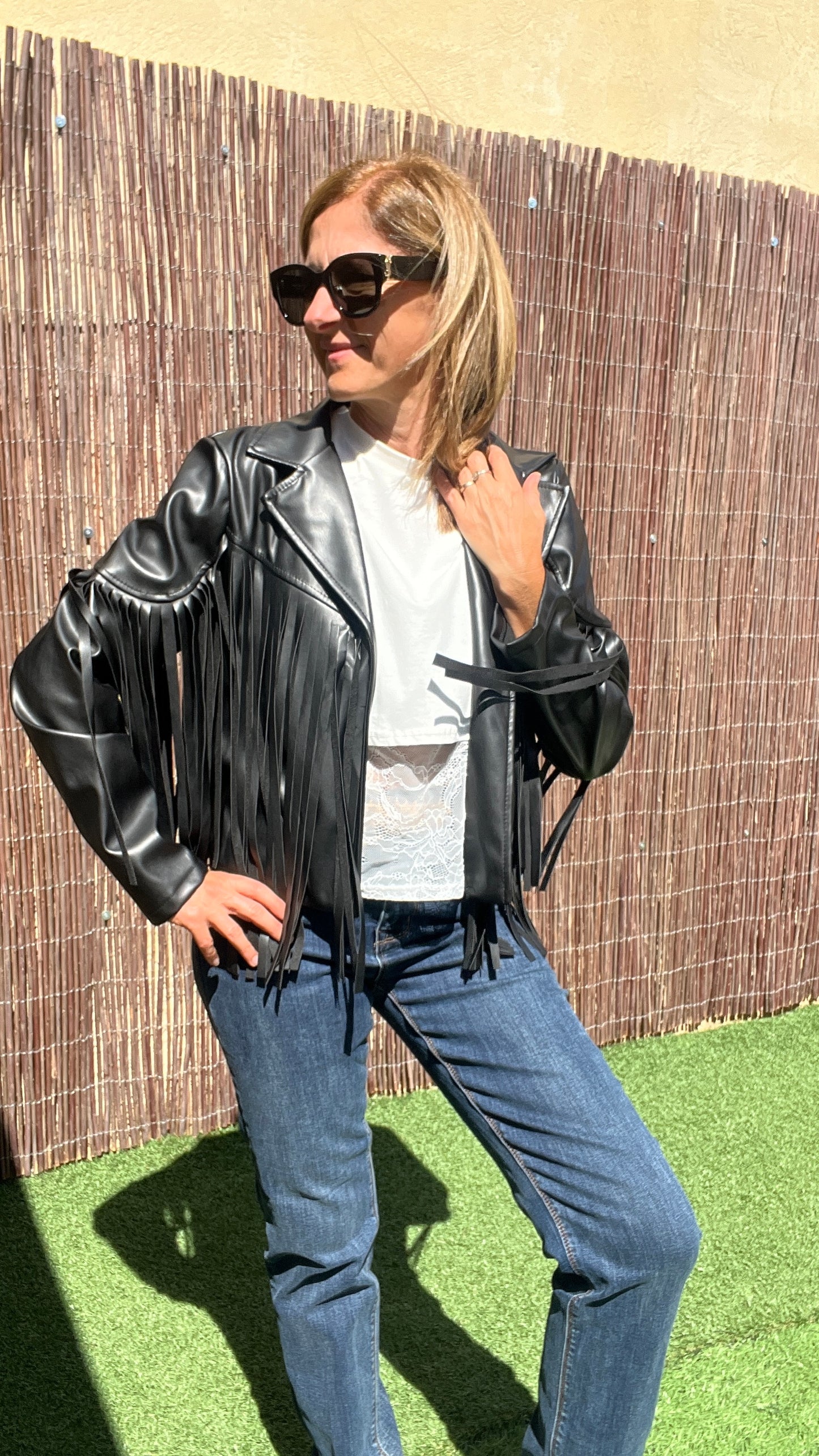 VESTE A FRANGES NOIRE "SIMILICUIR"