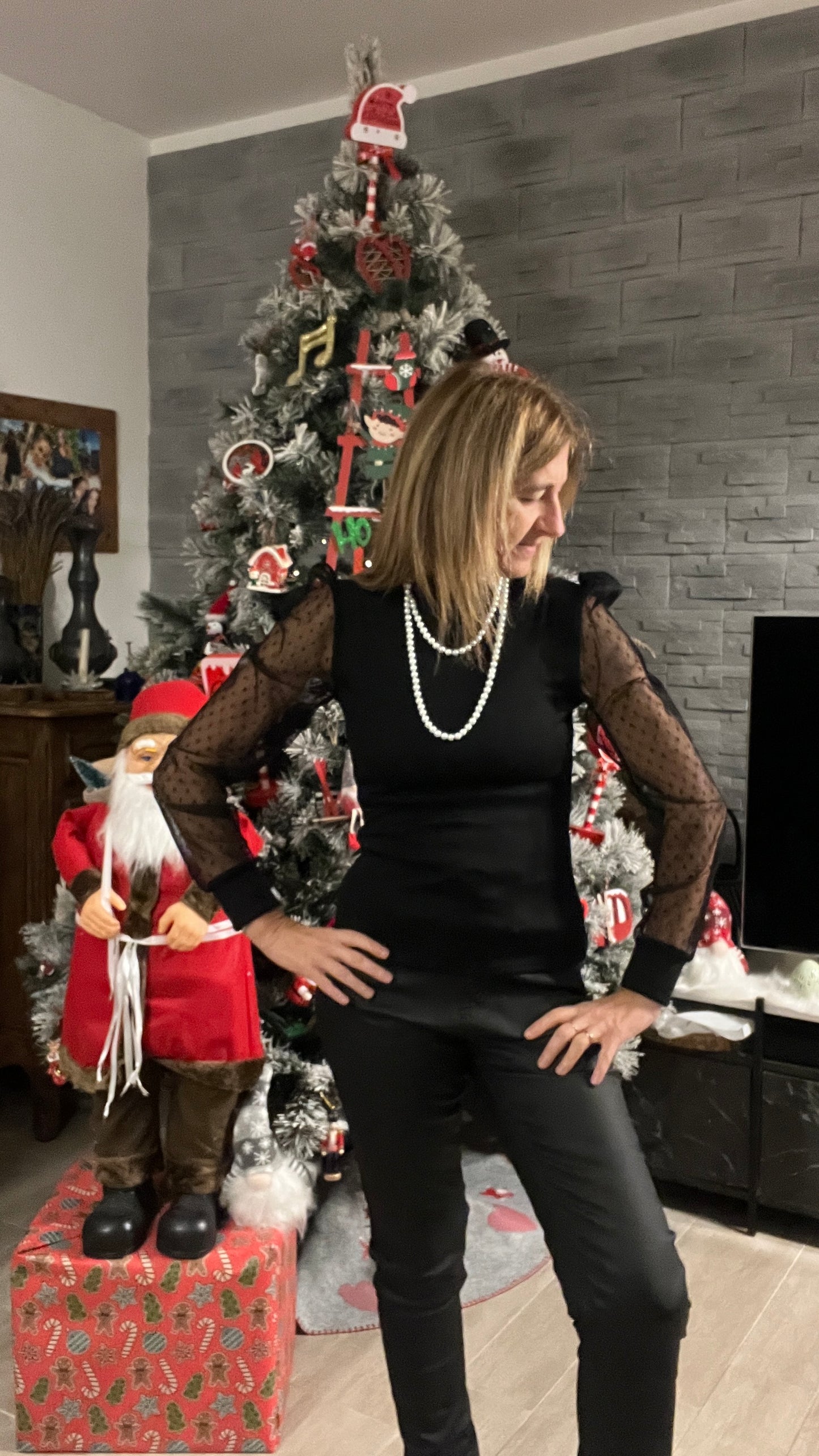 TEE-SHIRT NOIR AVEC MANCHES TRANSPARENTES A POIS