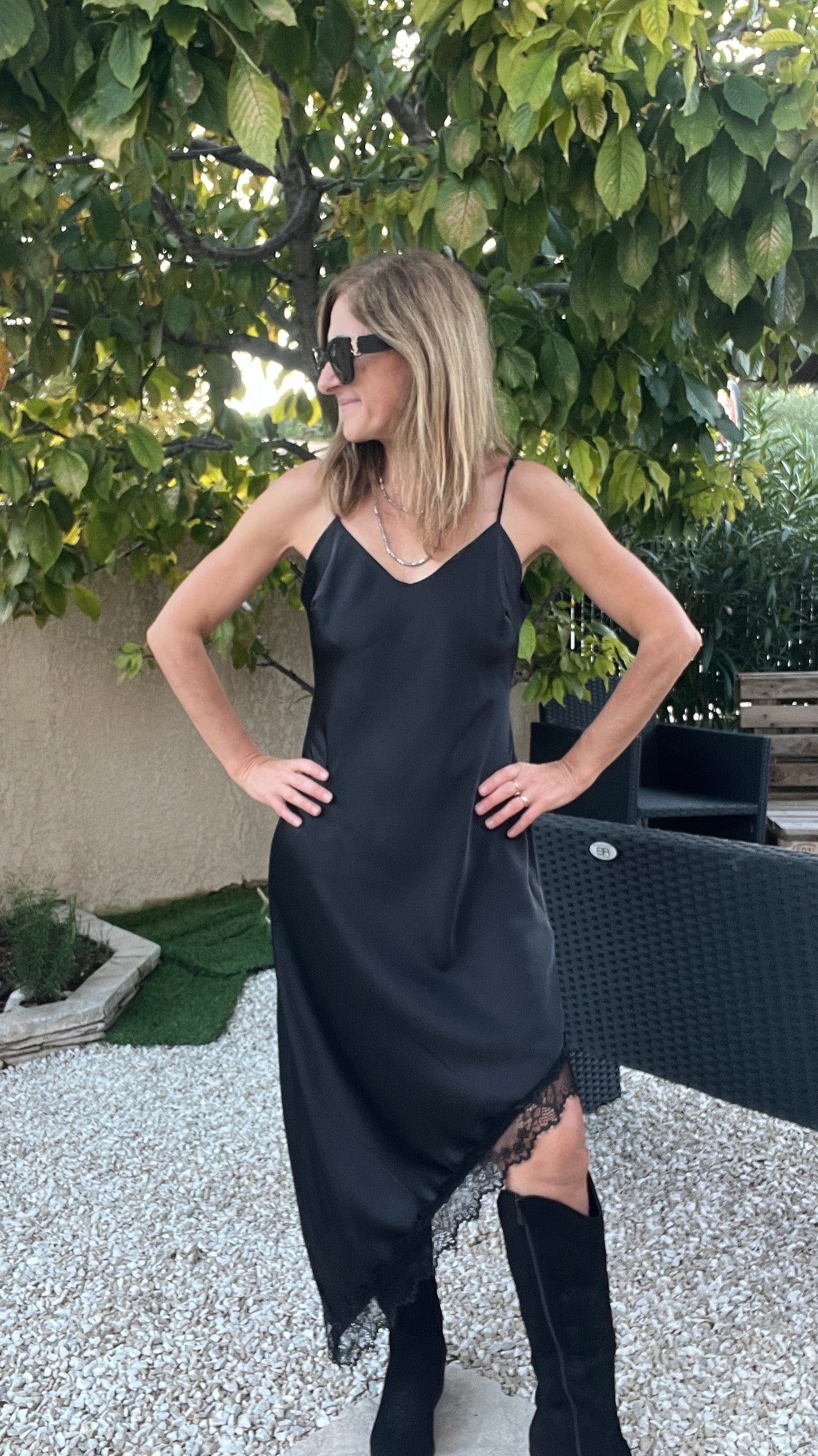 ROBE BRETELLES NOIRE ASYMETRIQUE DENTELLE