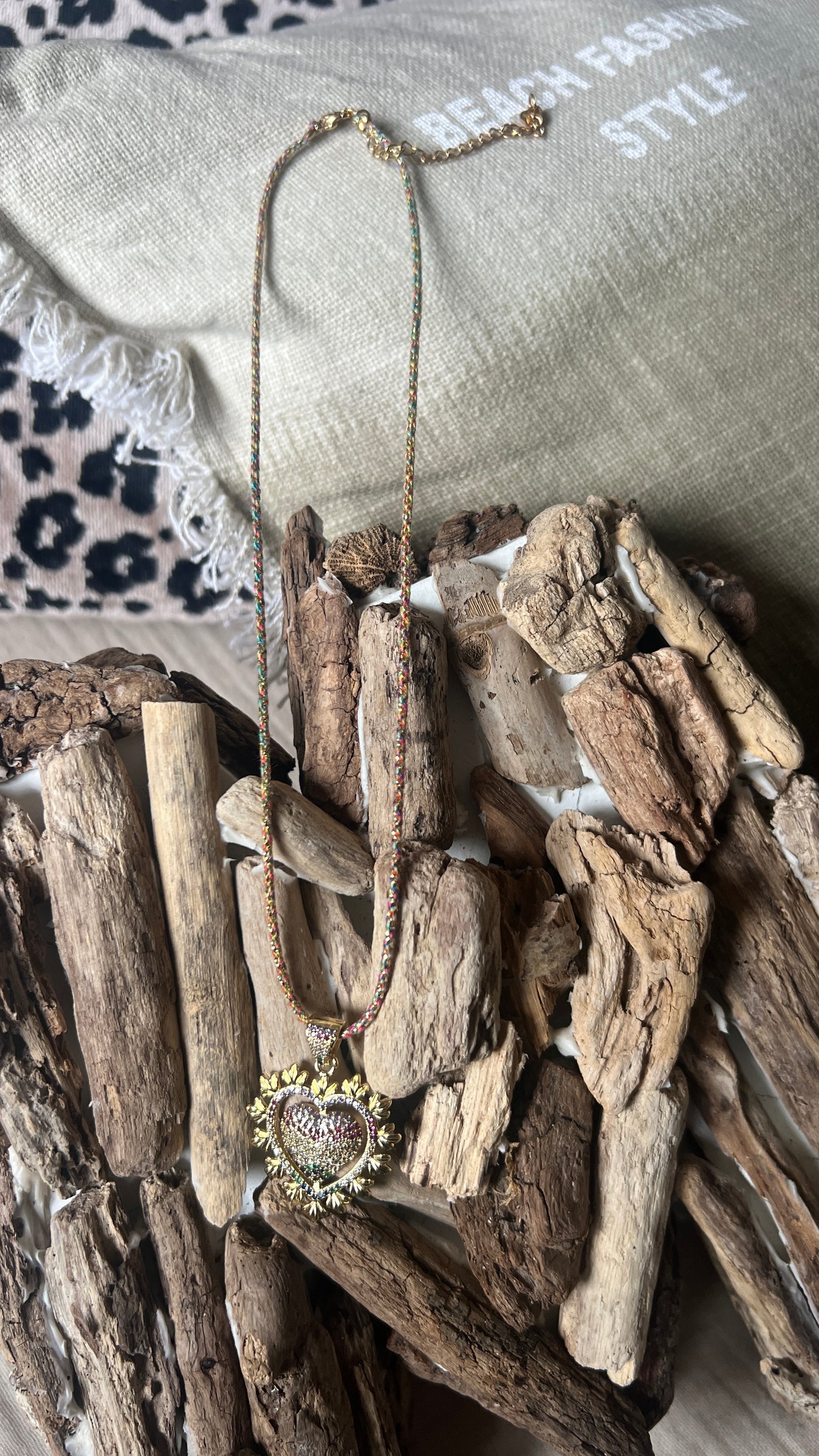 COLLIER DORE COEUR STRASS MULTICOLORE "HABAHA"