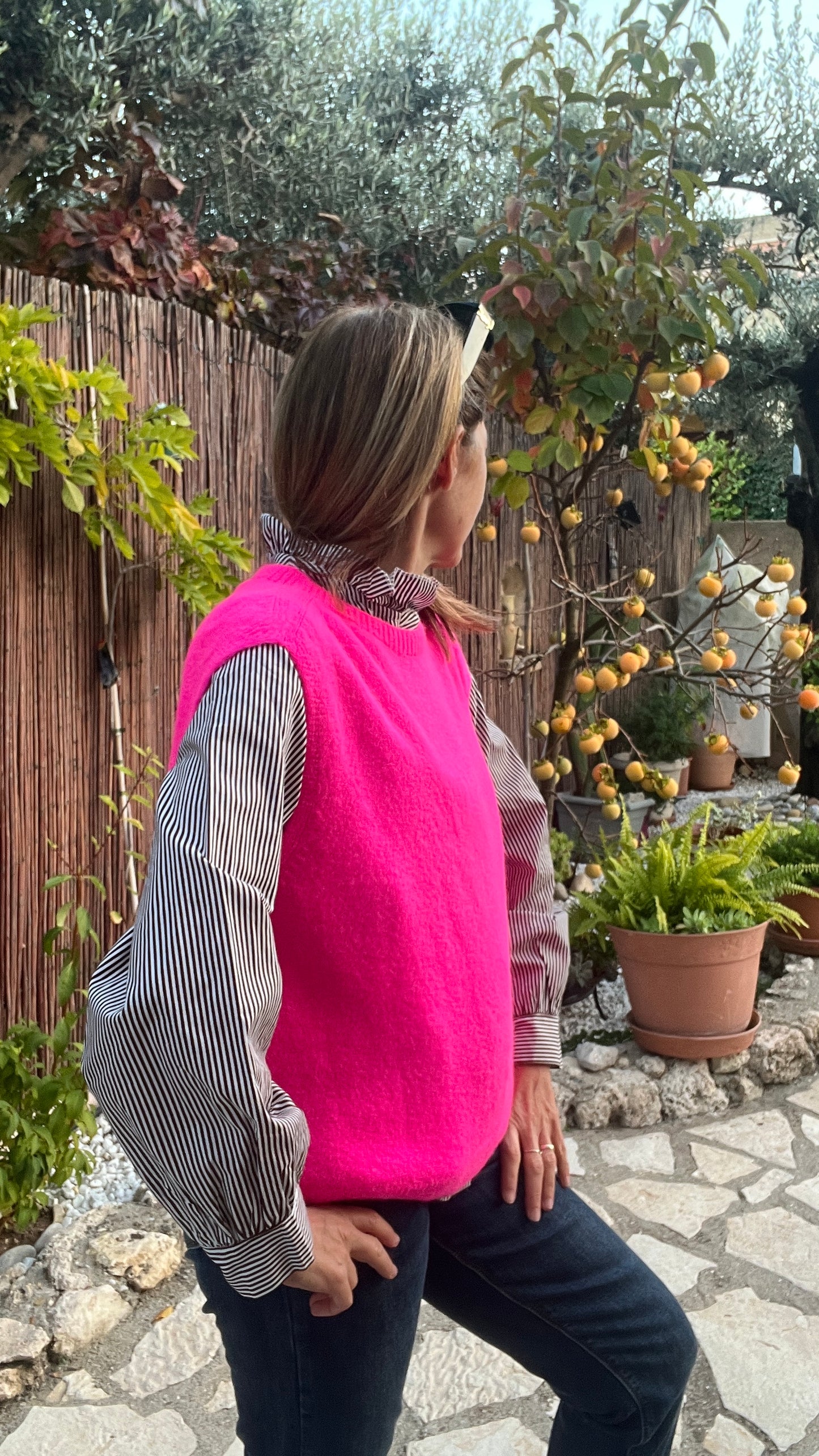 PULL SANS MANCHES ROSE FLUO