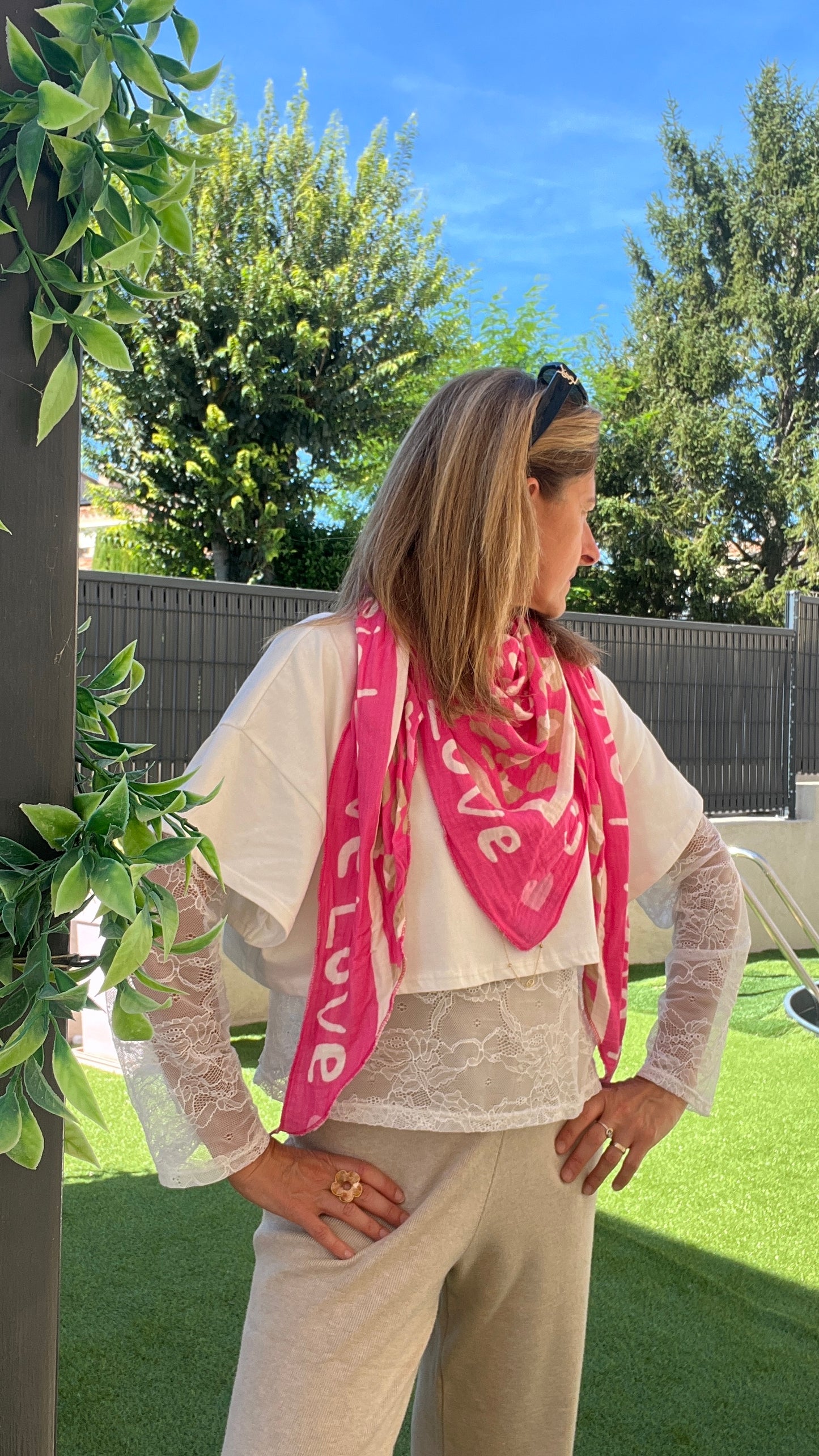 FOULARD TRIANGLE ROSE/BEIGE/BLANC FUCHSIA "LOVE"