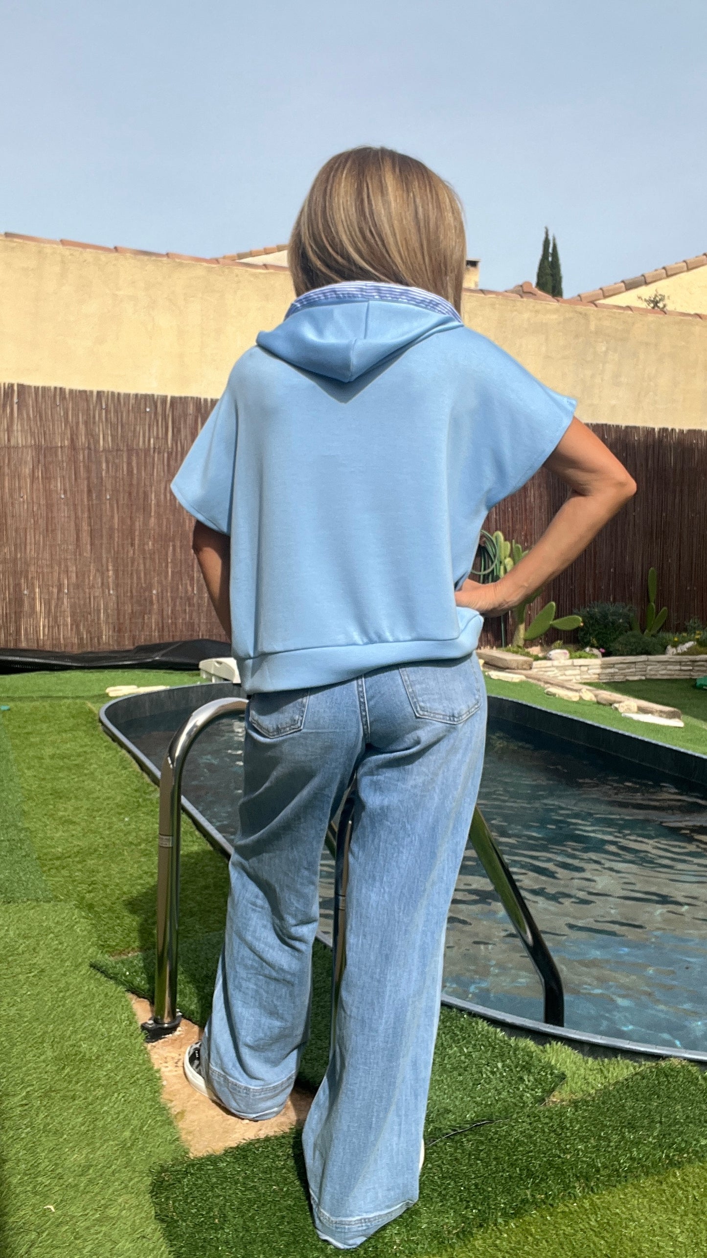 SWEAT BLEU A CAPUCHE MANCHES COURTE "VICTOIRE"