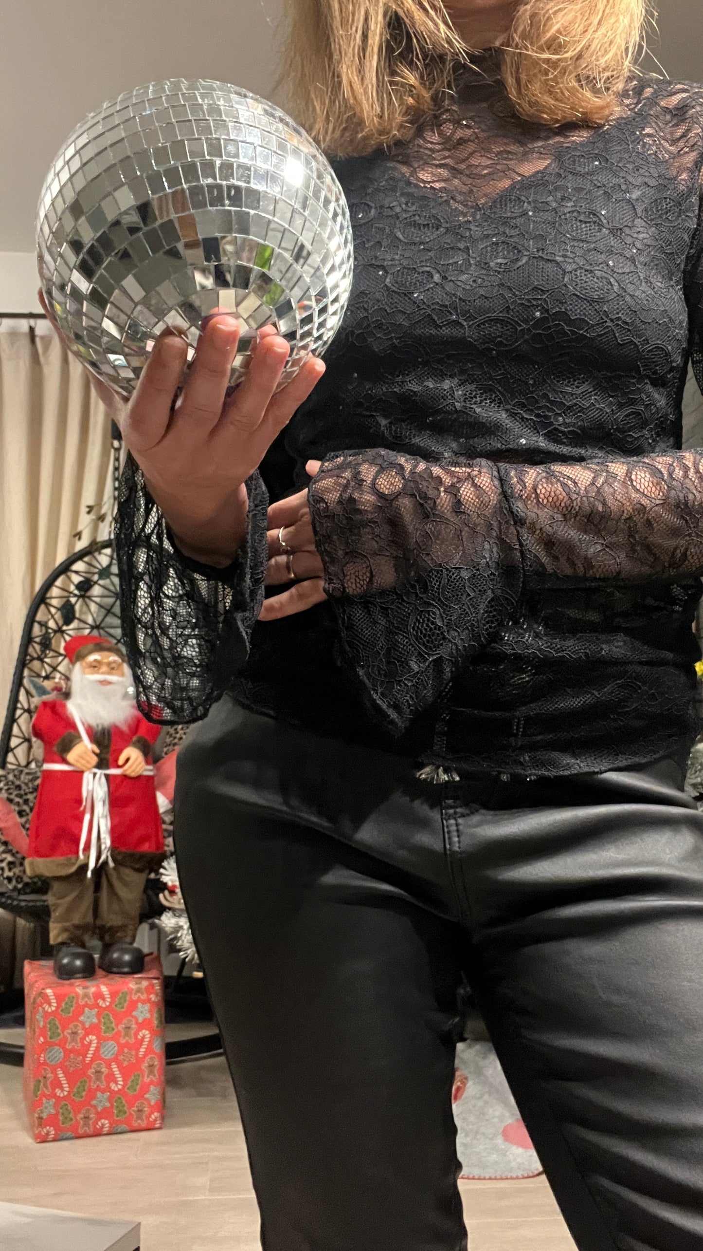 TOP NOIR EN DENTELLE MANCHES LONGUES EVASEES