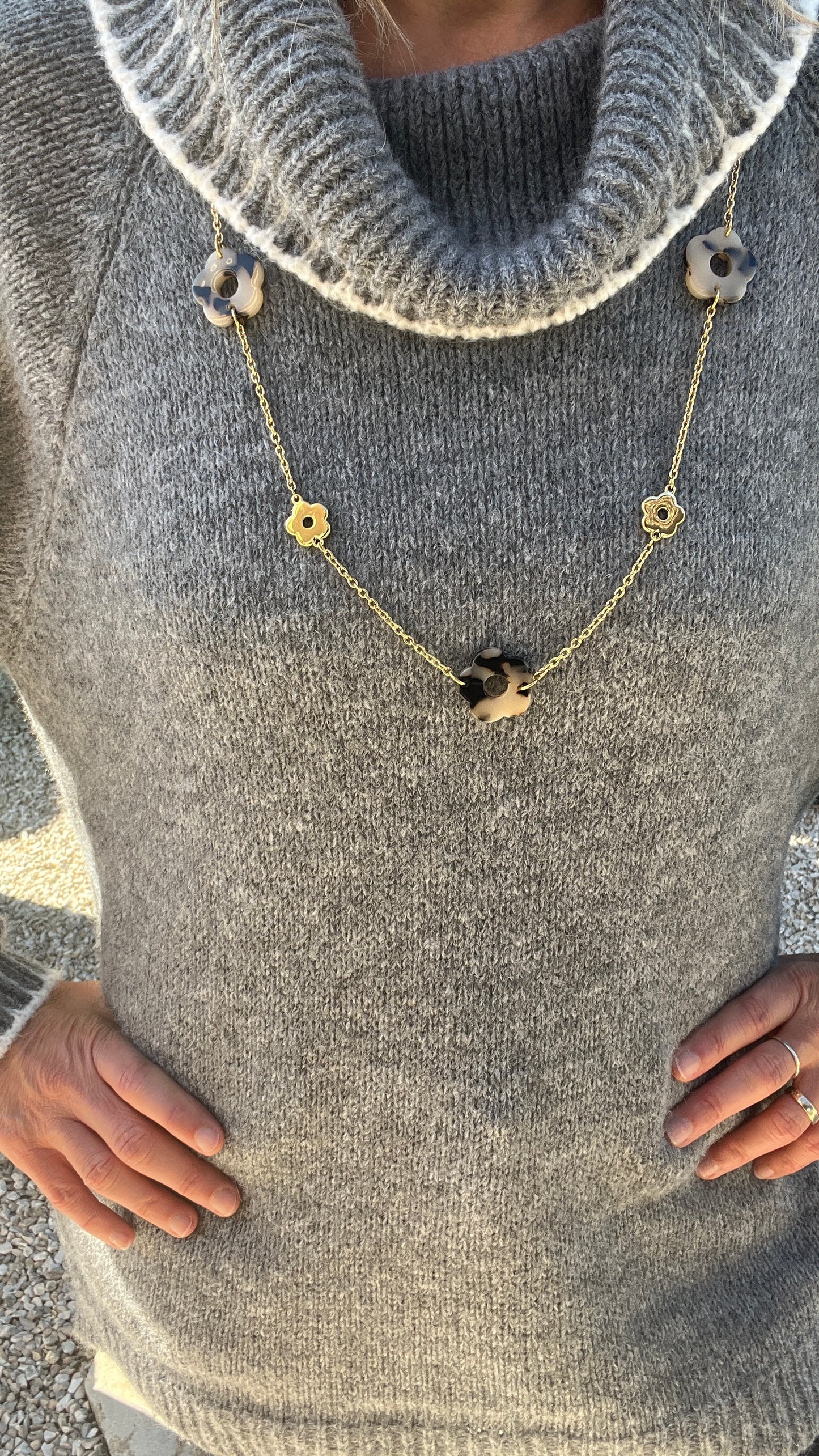 SAUTOIR DORE/BEIGE/NOIR "FLEURS"