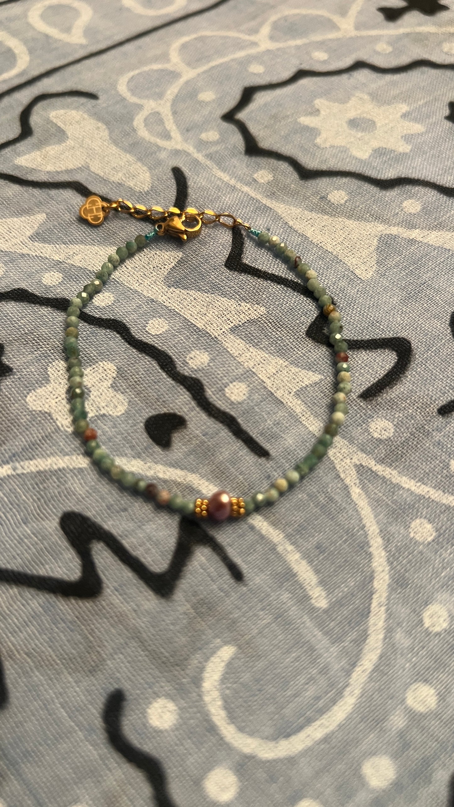 BRACELET EN PERLES BLEU/VERT & PERLE PRECIEUSE "HABAHA"