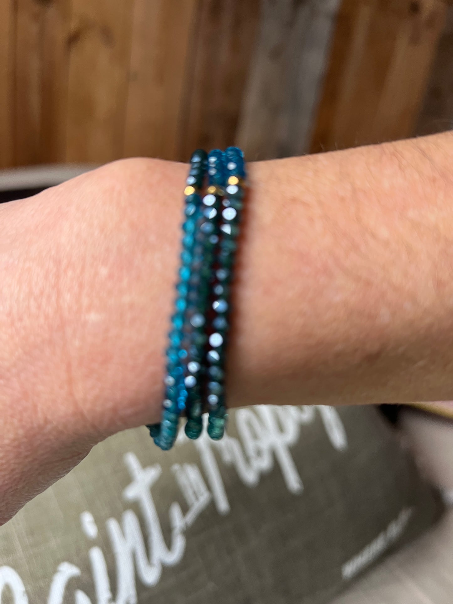 BRACELET ELASTIQUE PERLES BLEUES