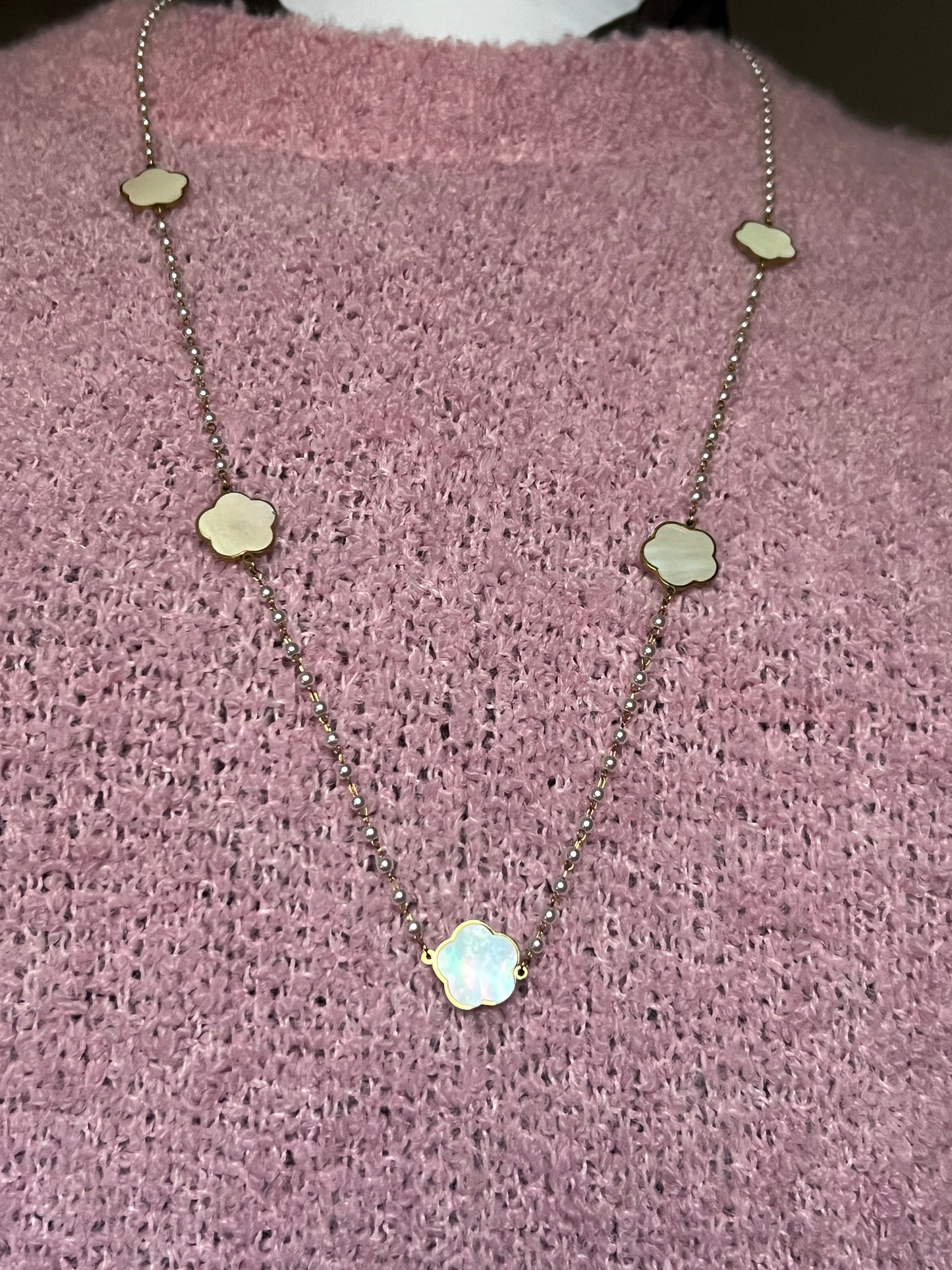 SAUTOIR EN PERLES "FLEURS BLANCHES"