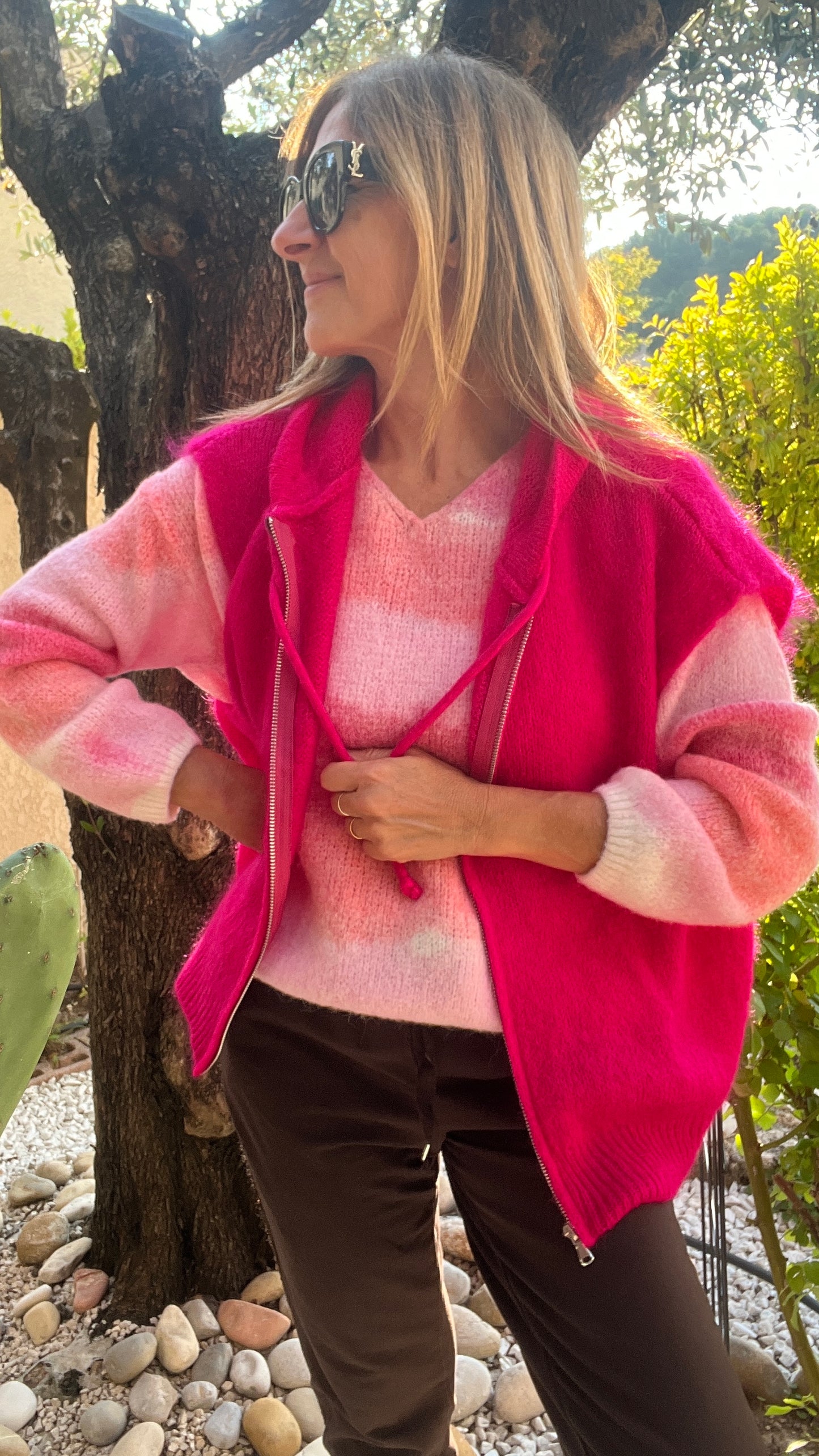 VESTE SANS MANCHES A CAPUCHE «ROSE FUCHSIA »