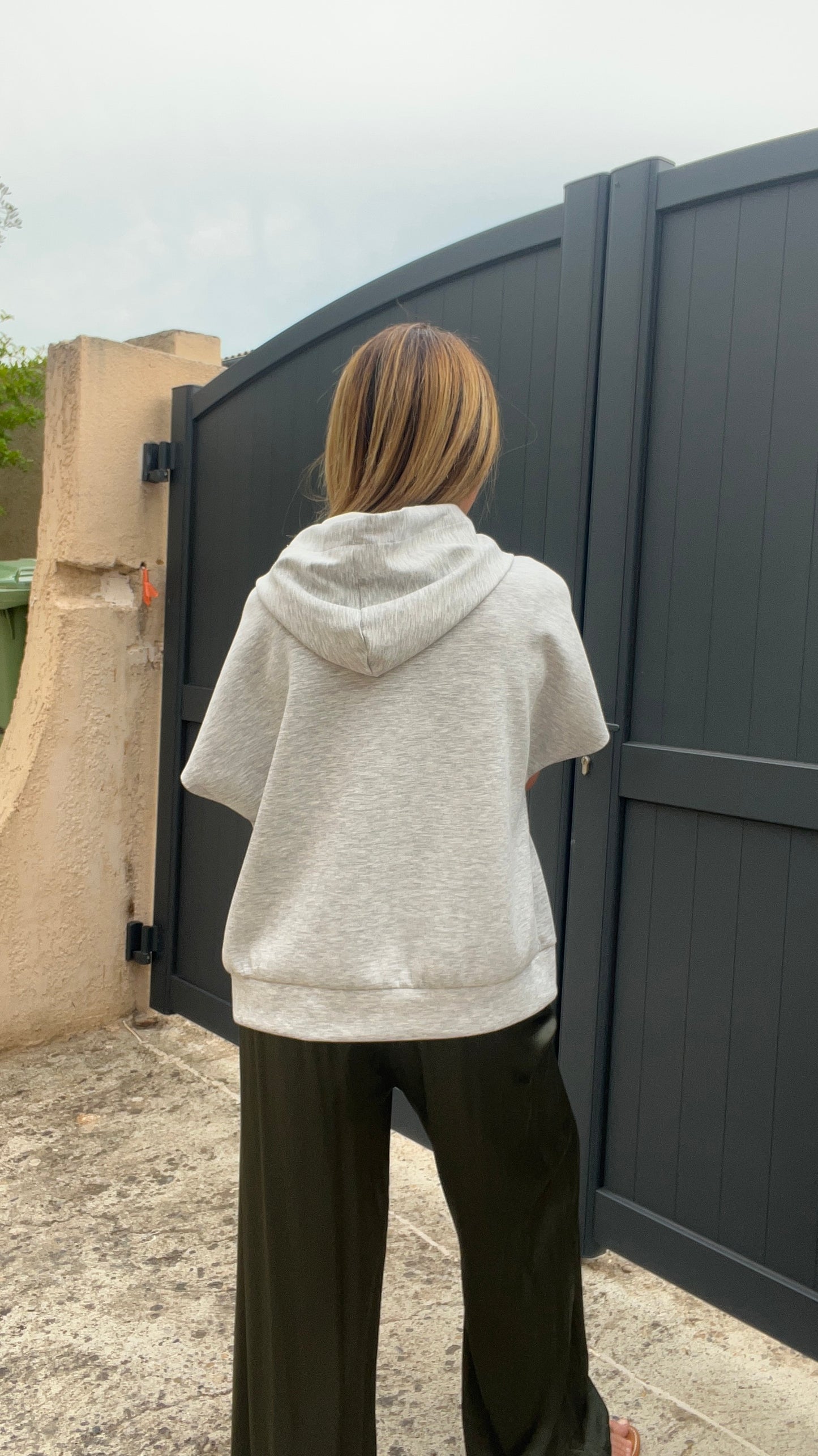 SWEAT A CAPUCHE GRIS MANCHES COURTES
