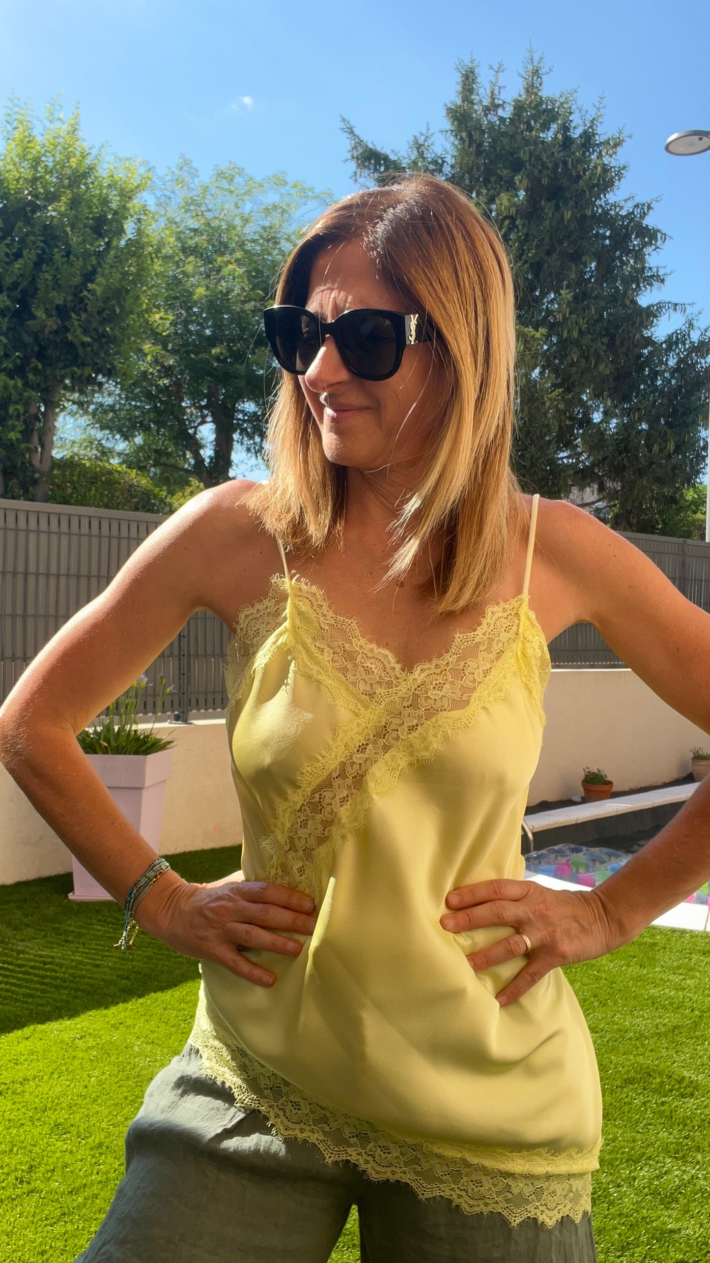 TOP JAUNE A BRETELLES DENTELLE ASYMETRIQUE