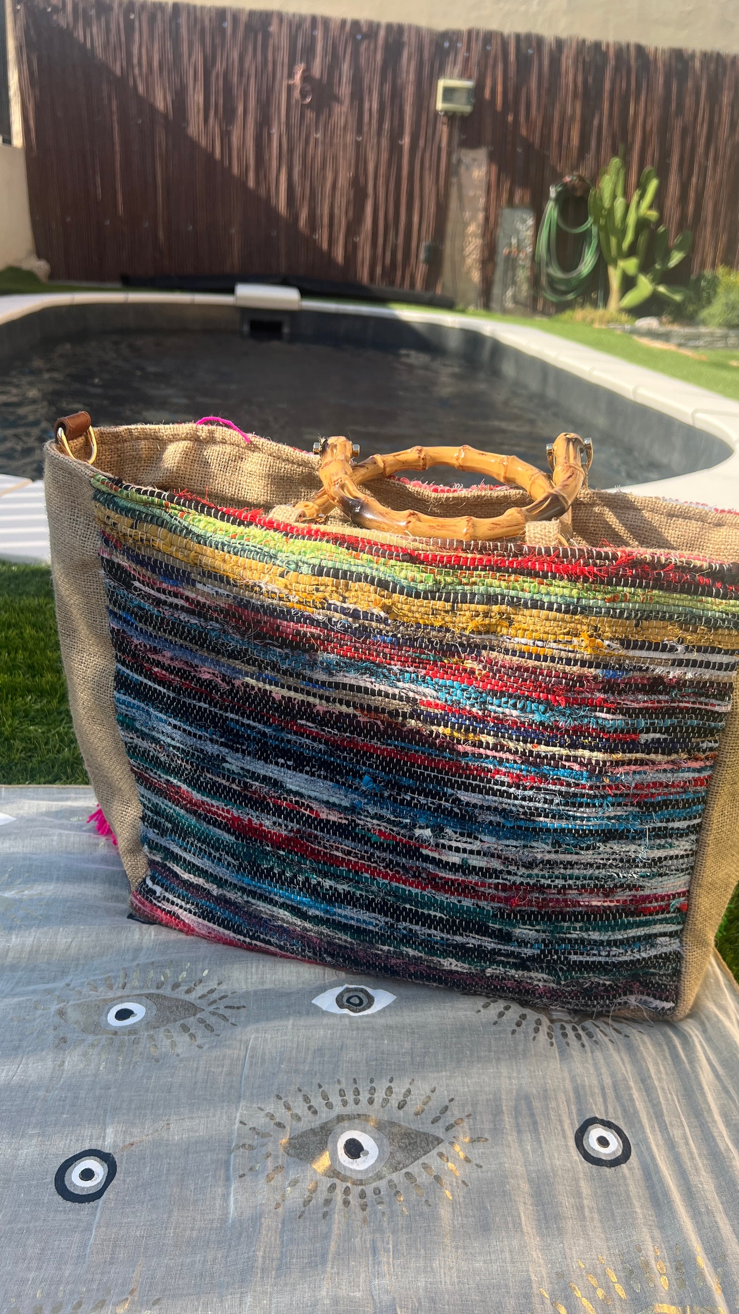 SAC DE PLAGE COLORE AVEC LES POMPONS