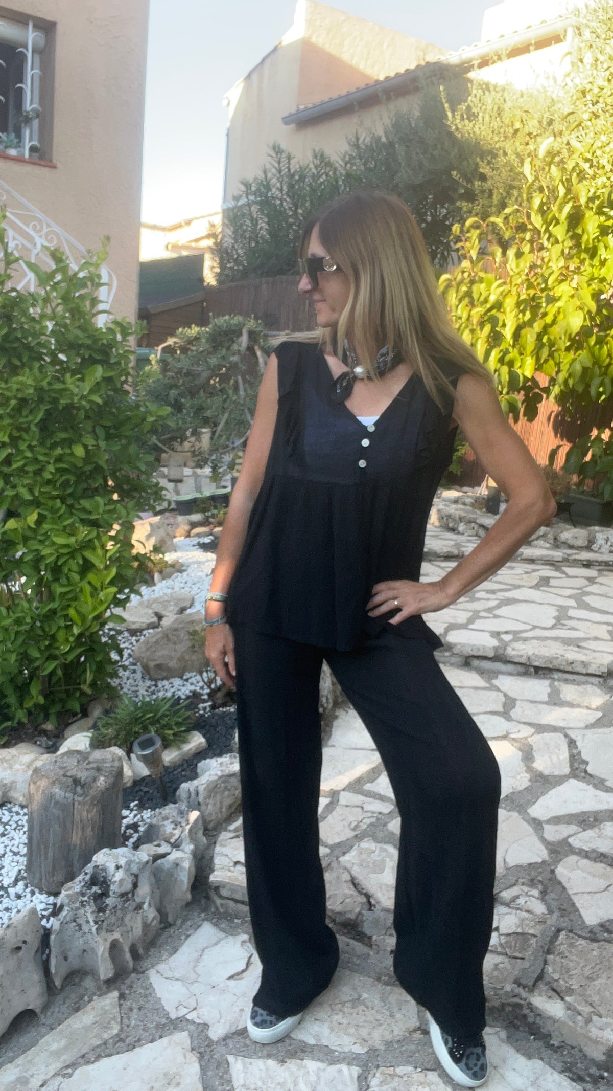 BLOUSE SANS MANCHES NOIRE