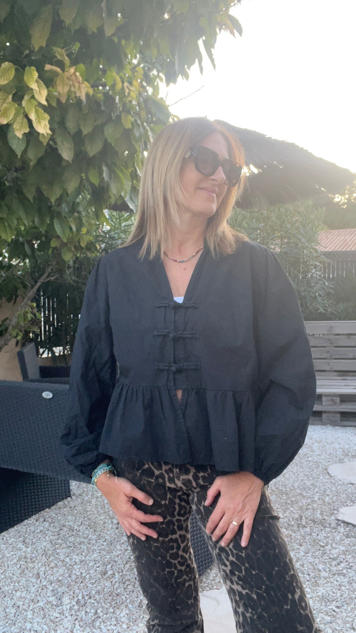 BLOUSE NOIRE AVEC FERMETURE BRANDEBOURG
