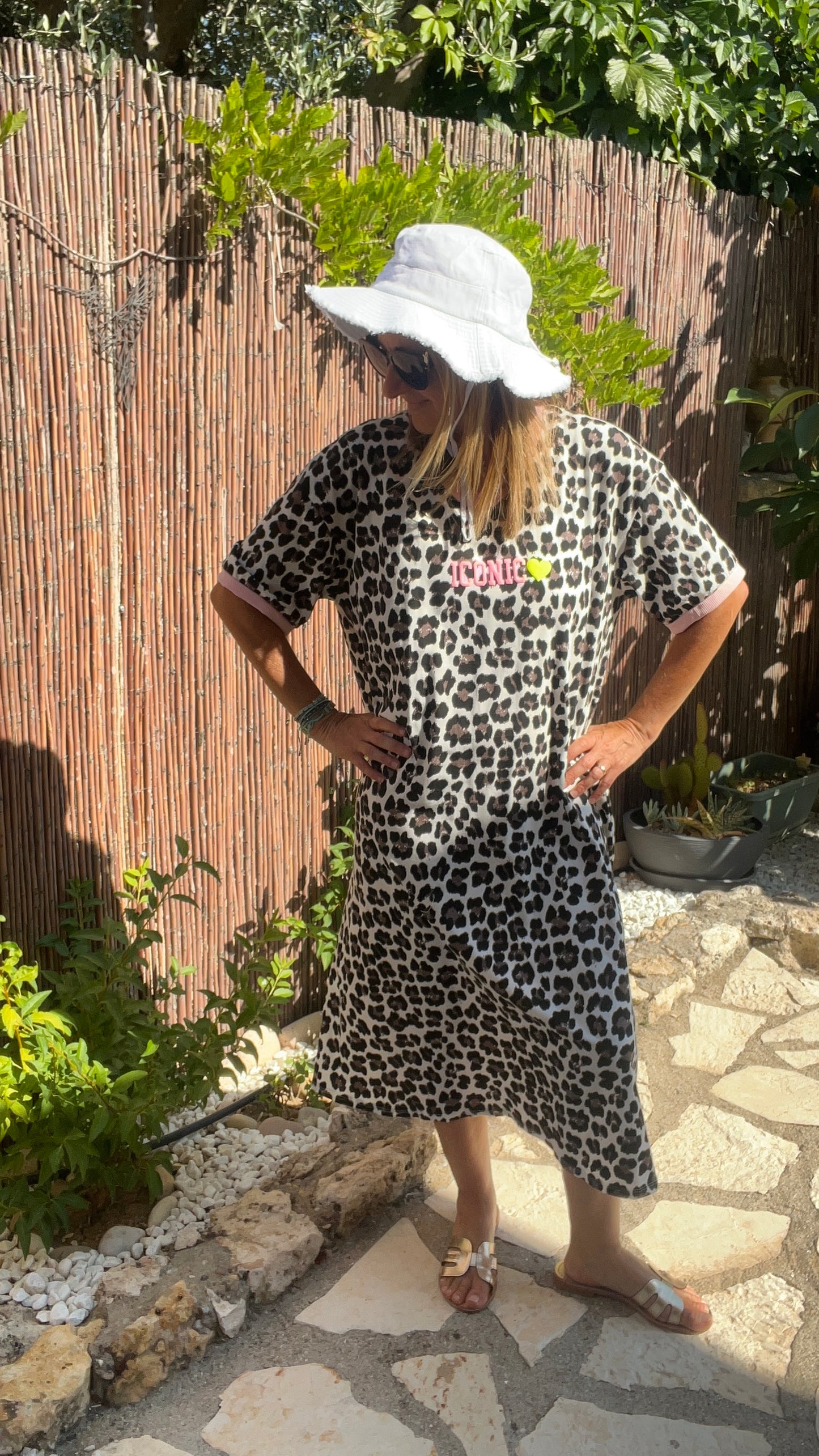 ROBE LONGUE TEE SHIRT LEOPARD BLANC/NOIR/ROSE " RESTA/ICONIC