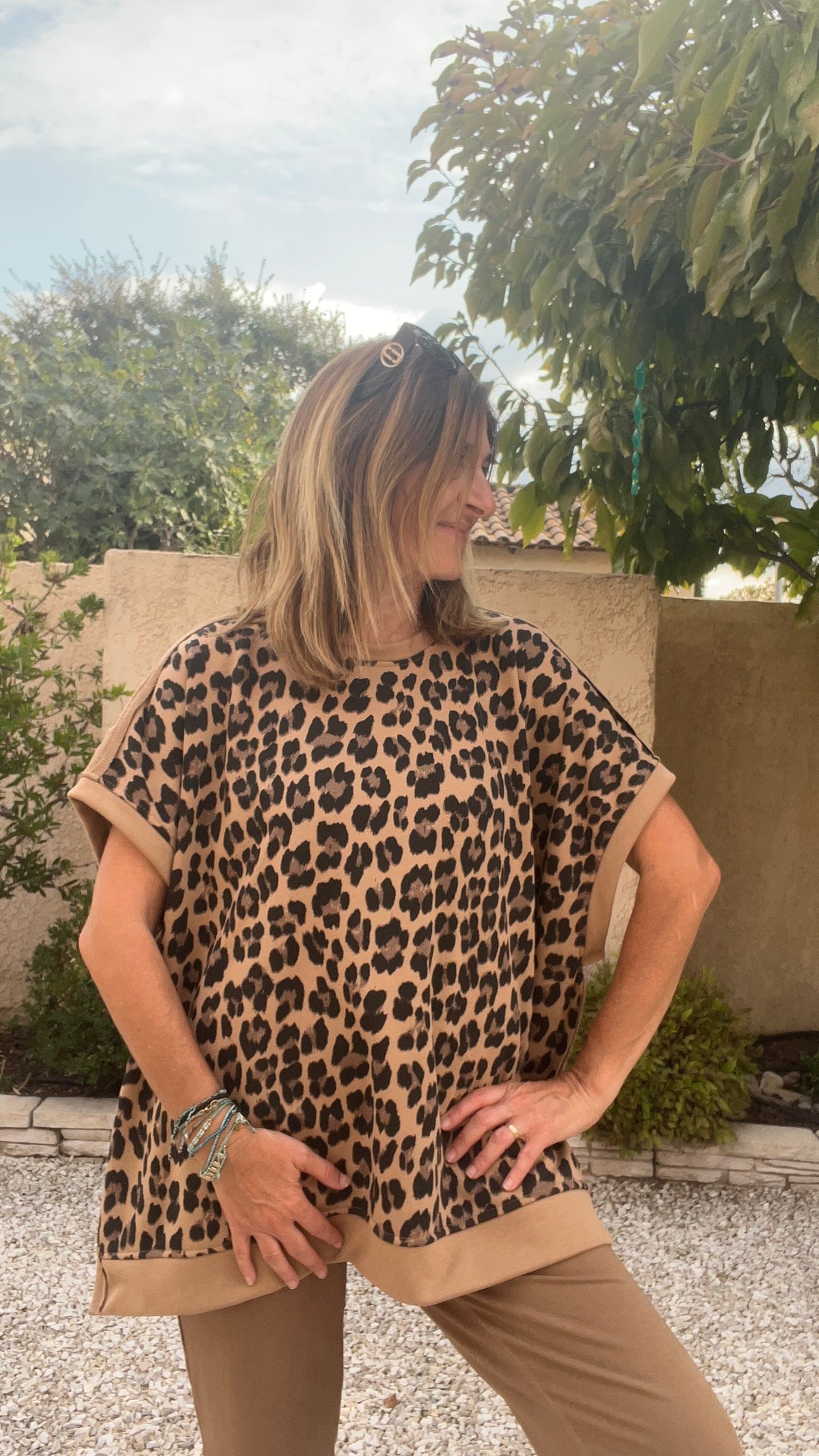 SWEAT LEOPARD CAMEL/NOIR SANS MANCHES OVERSIZE