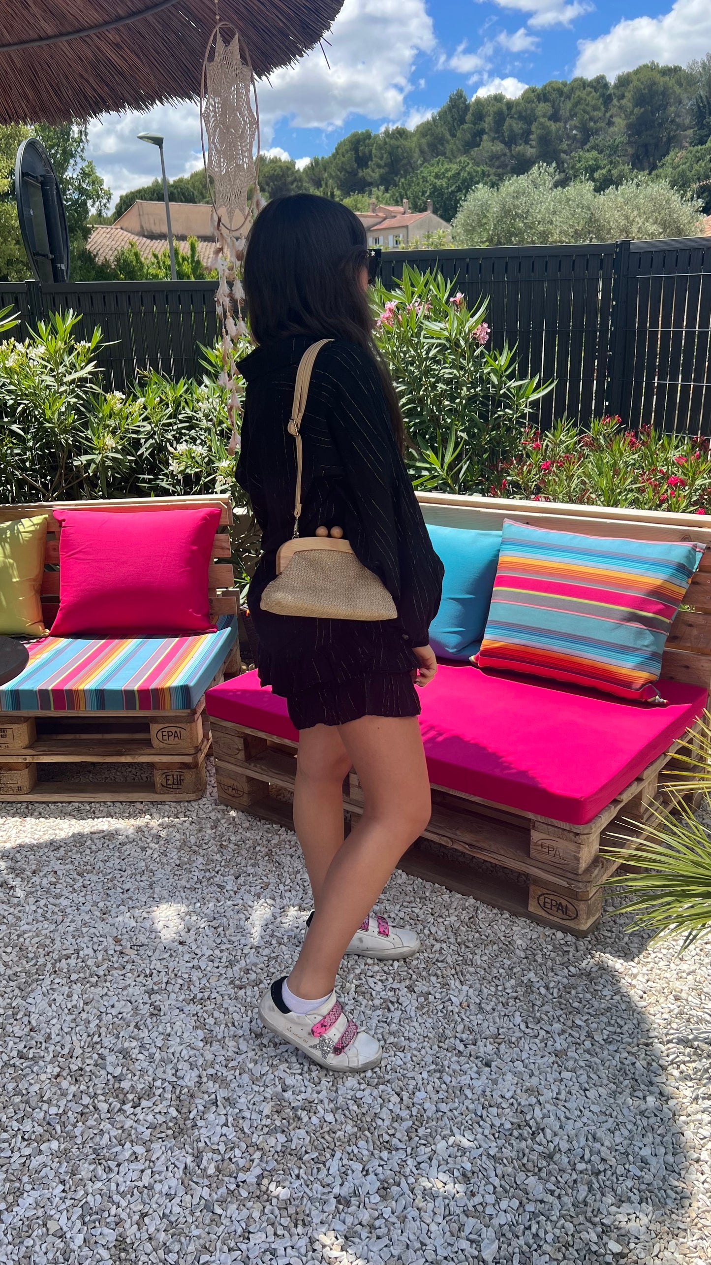 Pochette en bois dorée avec bandoulière Lilou portée en bandoulière