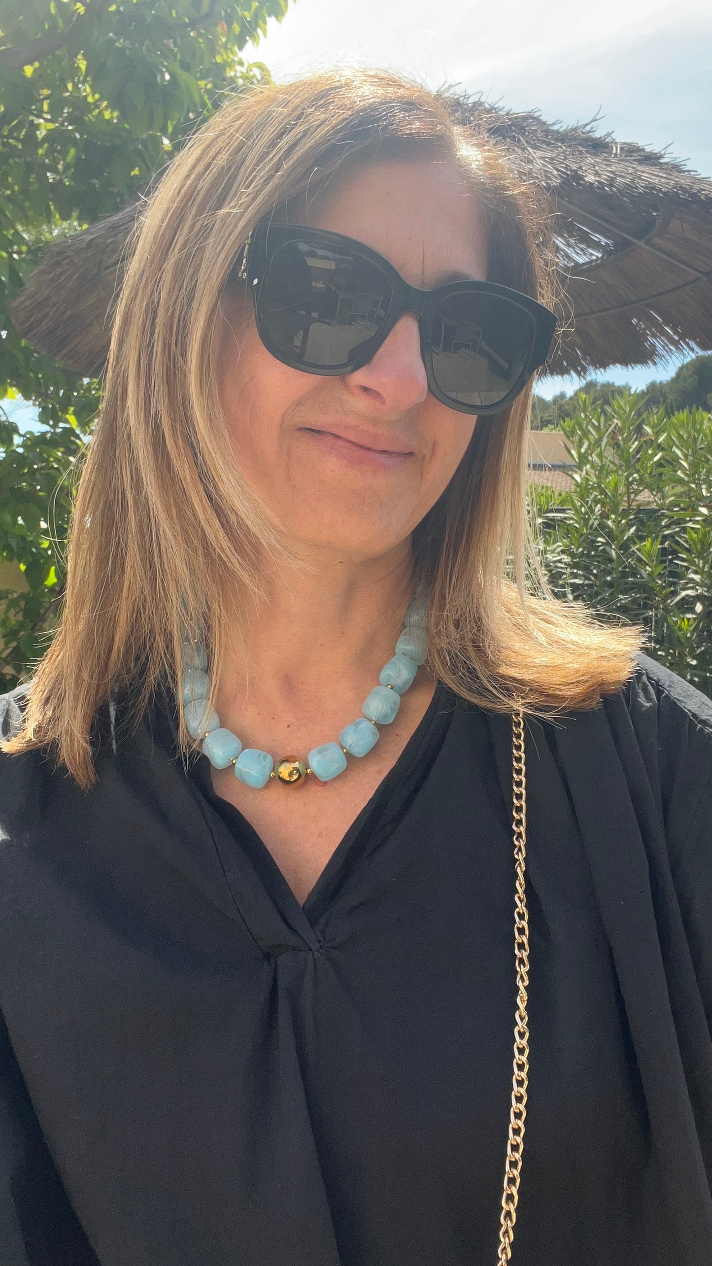 COLLIER BLEU OU ROSE RESINE COULEURS ETE "FLORA"