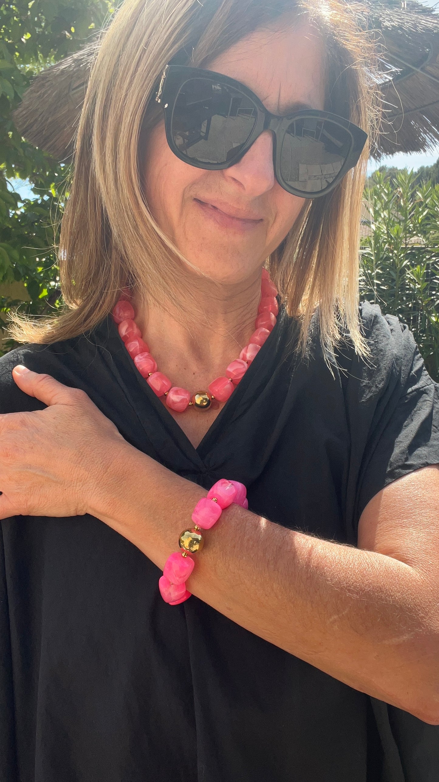 COLLIER BLEU OU ROSE RESINE COULEURS ETE "FLORA"