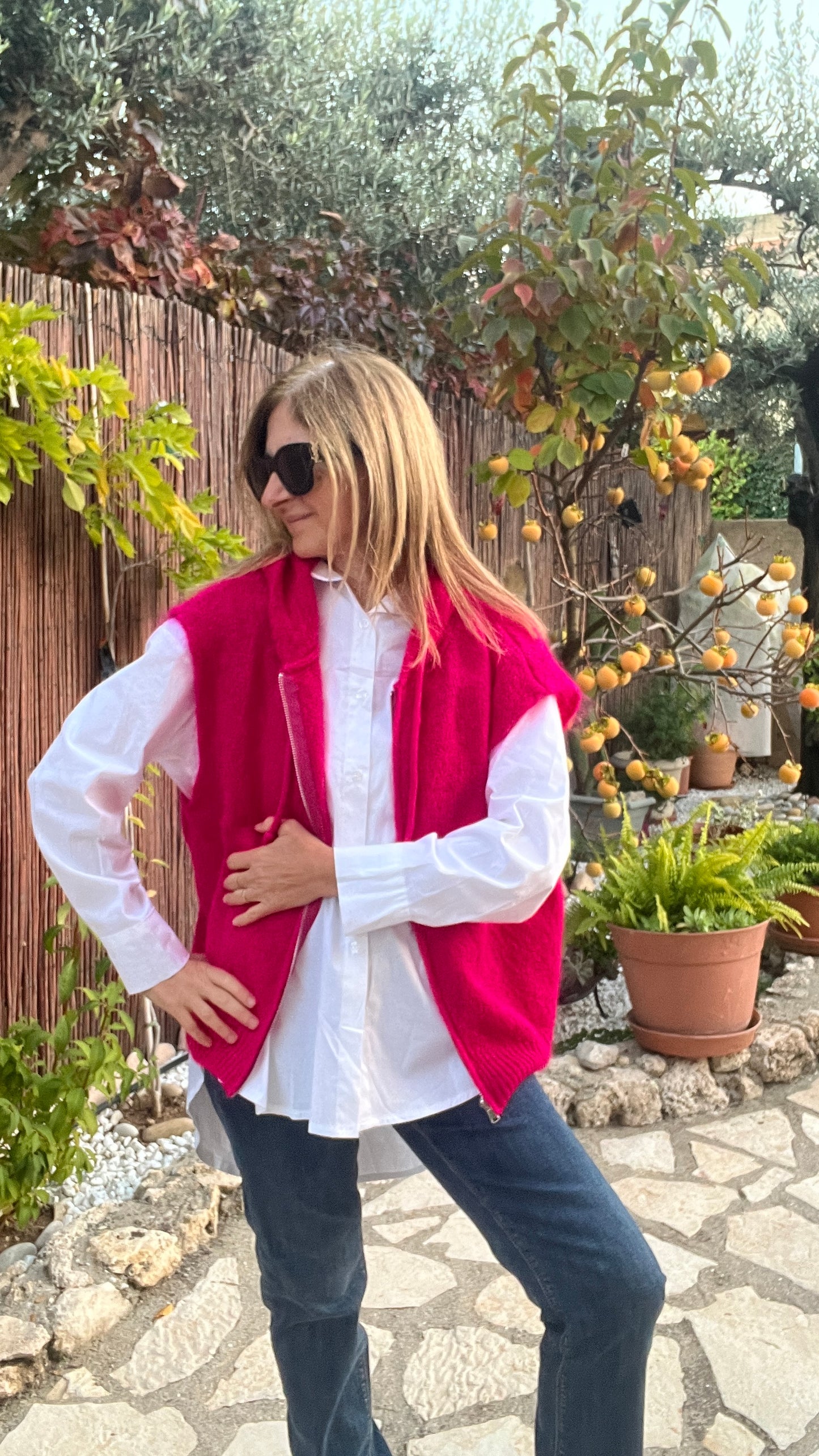 VESTE SANS MANCHES A CAPUCHE «ROSE FUCHSIA »