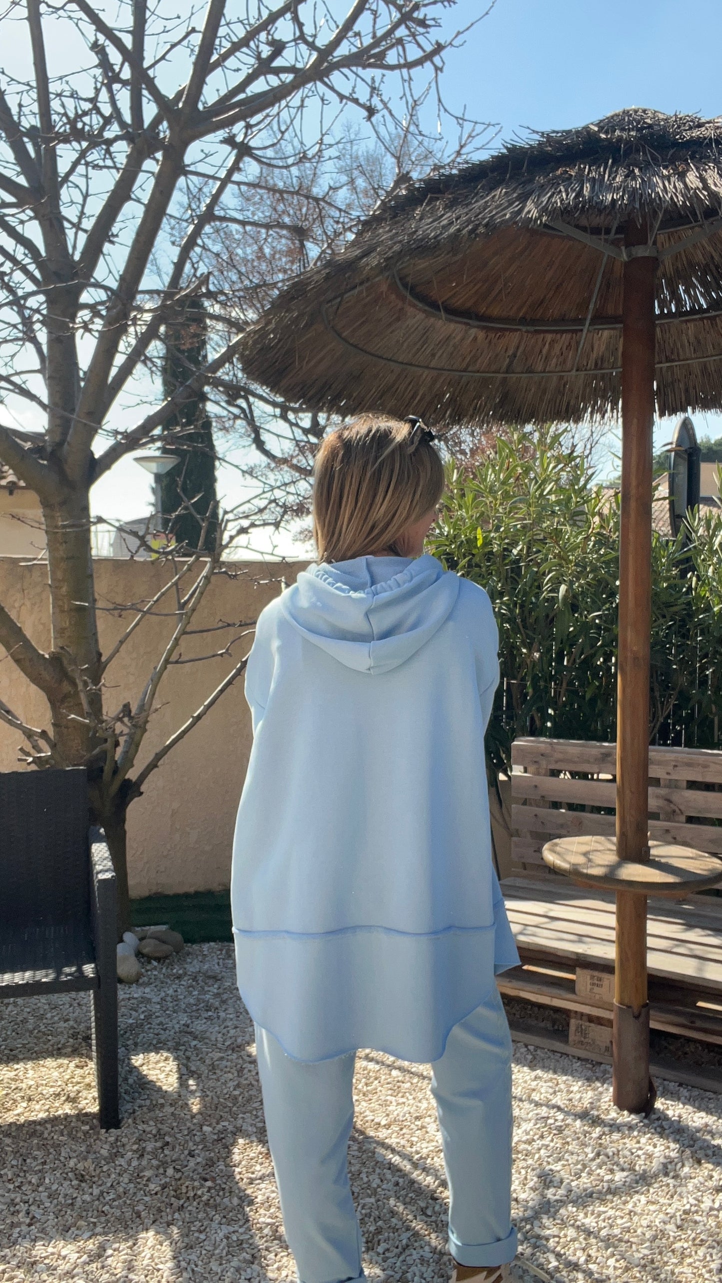 SWEAT BLEU & ROSE FLUO A CAPUCHE "DON'T TOUCH ME"