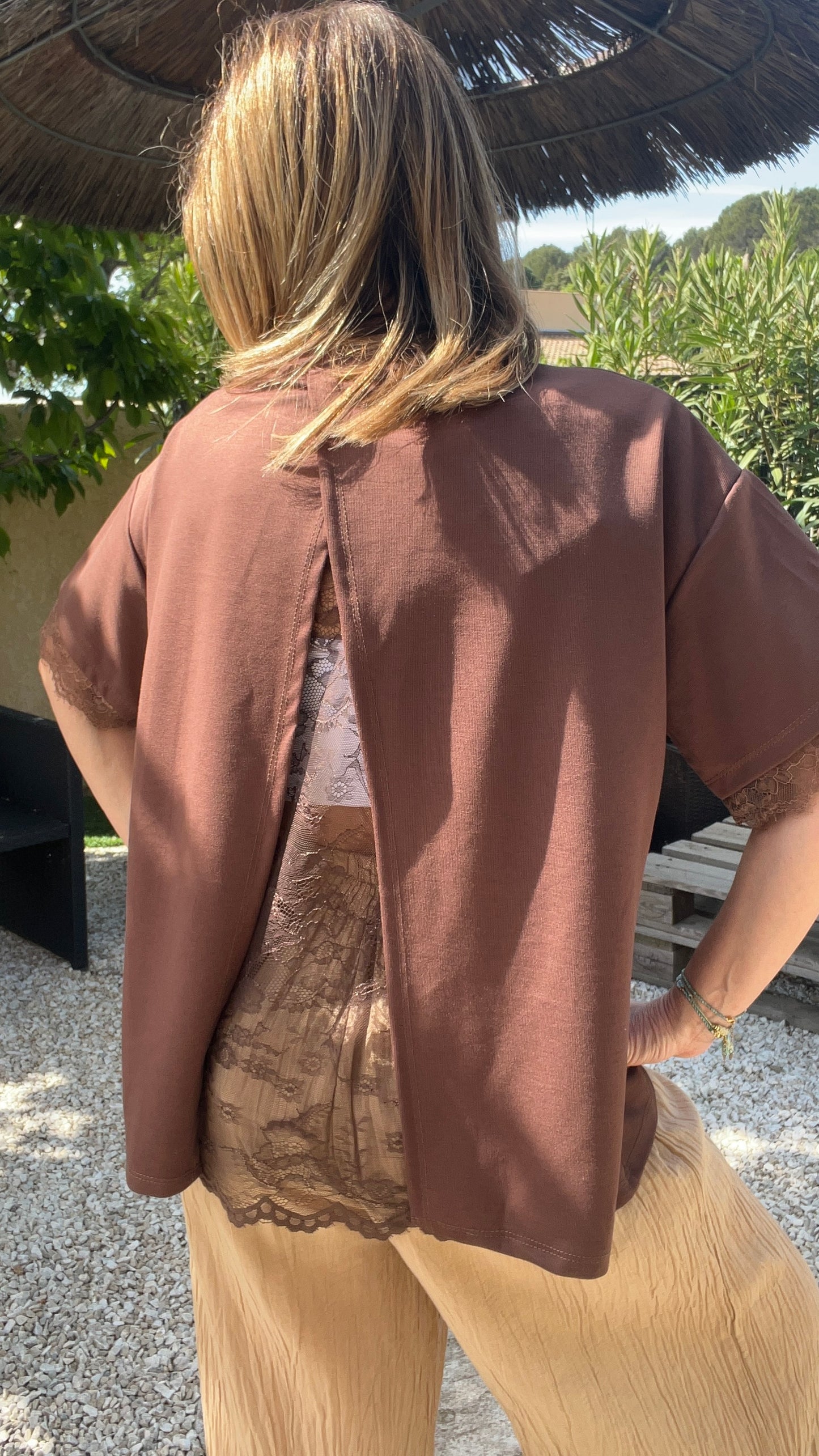 TEE-SHIRT CHOCOLAT DENTELLE DOS