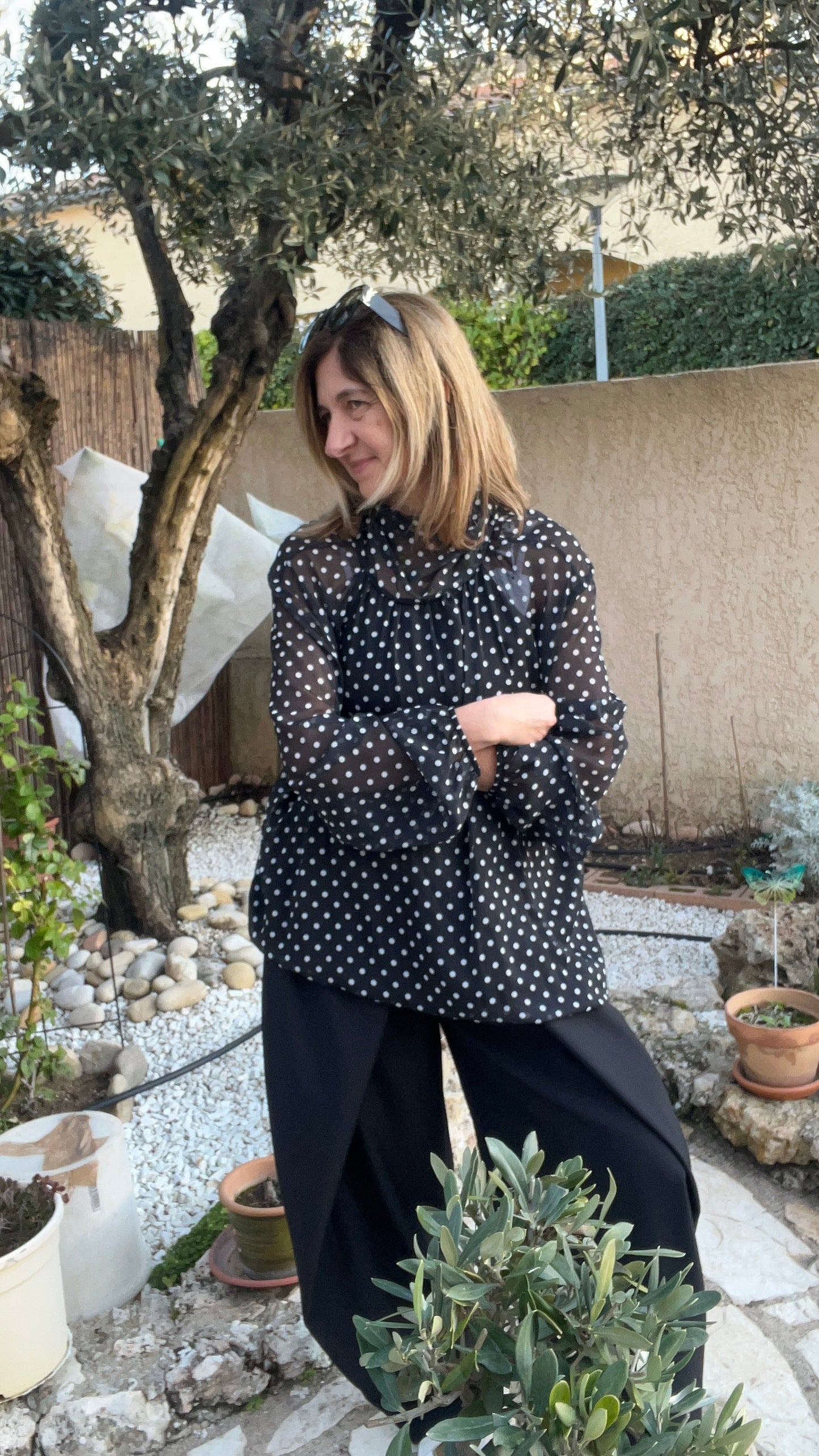 CHEMISIER NOIR A POIS BLANC