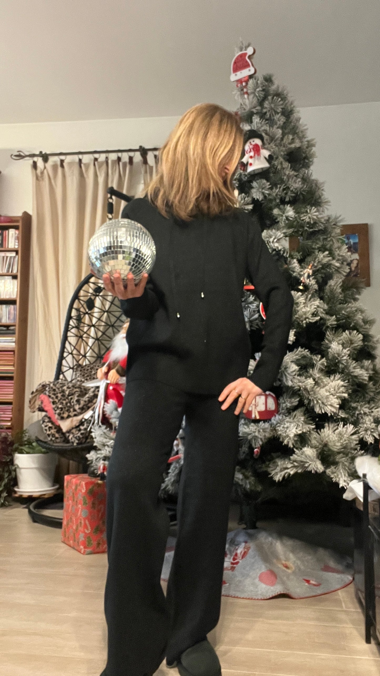 ENSEMBLE PANTALON/PULL A CAPUCHE PAILLETEE NOIR