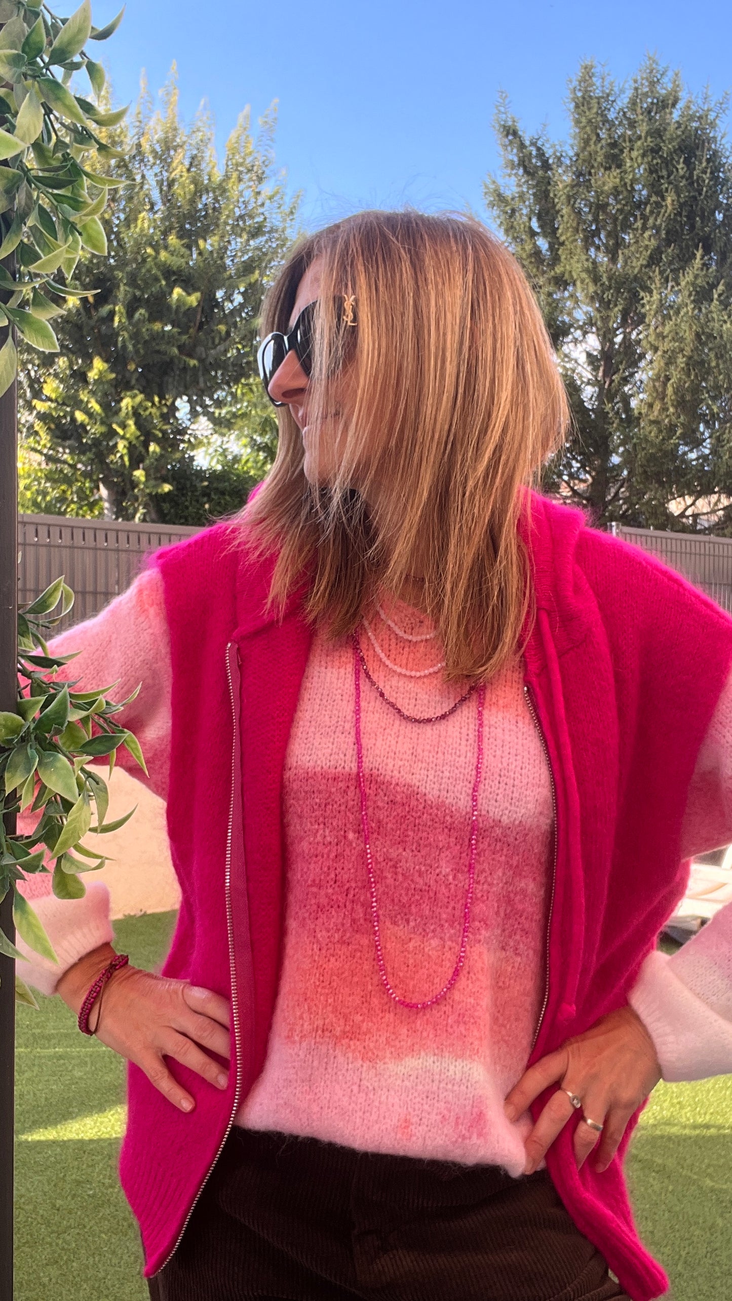 VESTE SANS MANCHES A CAPUCHE «ROSE FUCHSIA »