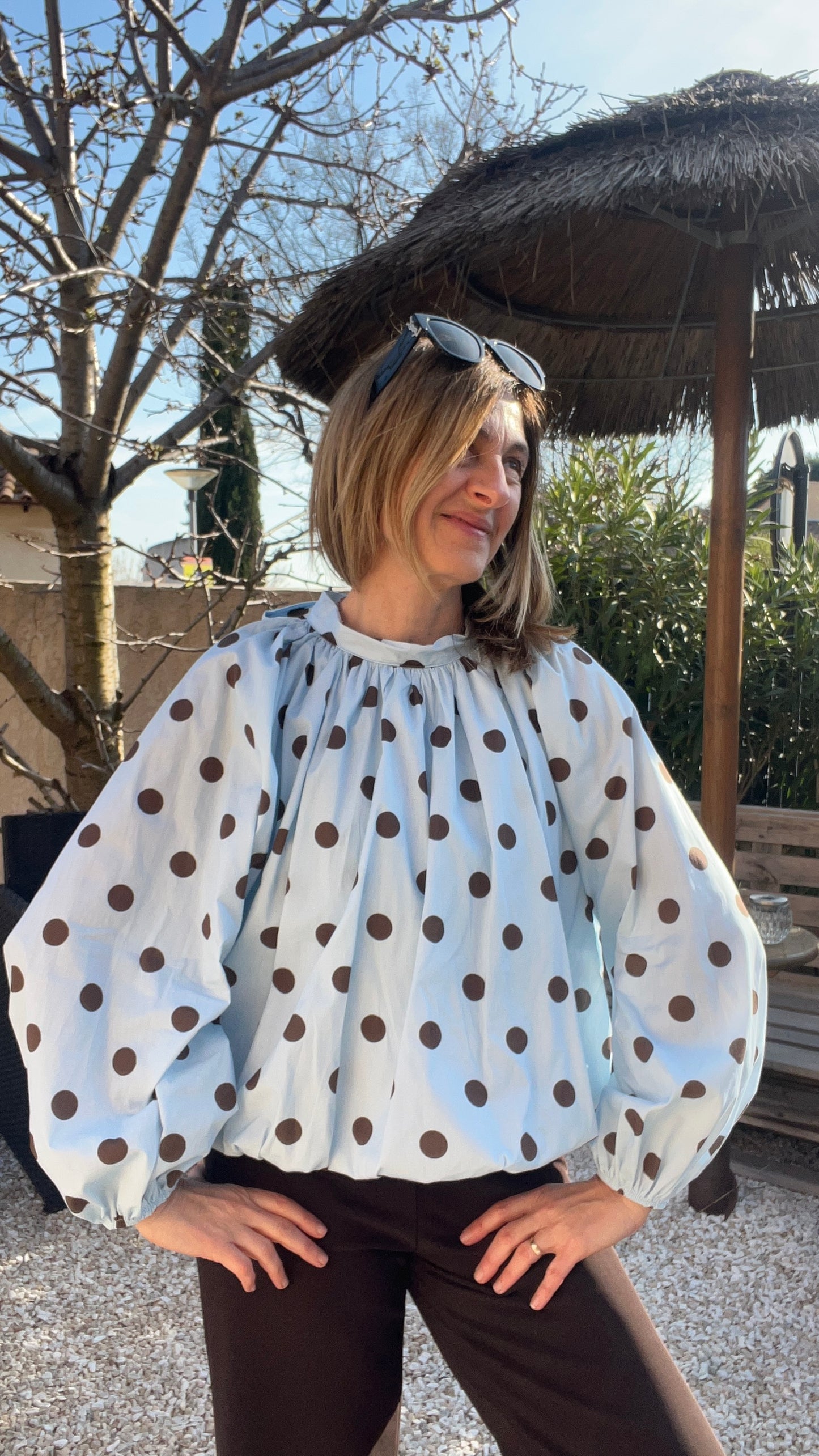 BLOUSE BLEU CLAIR A POIS CHOCOLAT