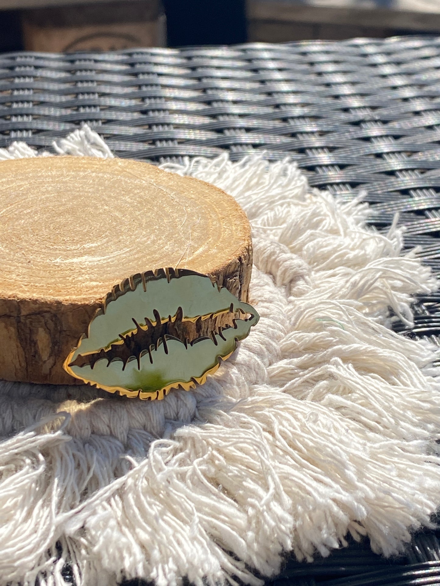Broche "lèvre" dorée