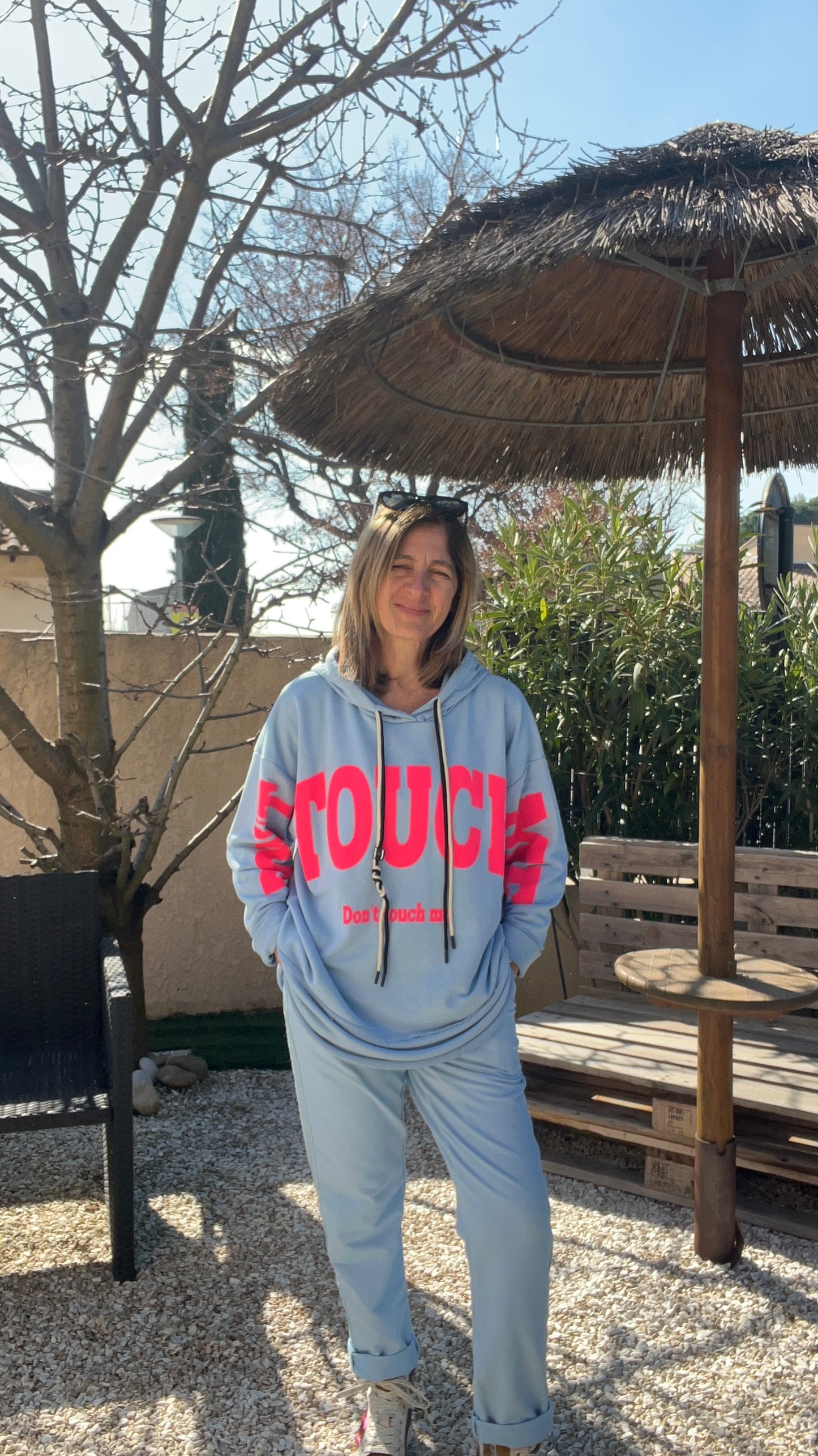 SWEAT BLEU & ROSE FLUO A CAPUCHE "DON'T TOUCH ME"
