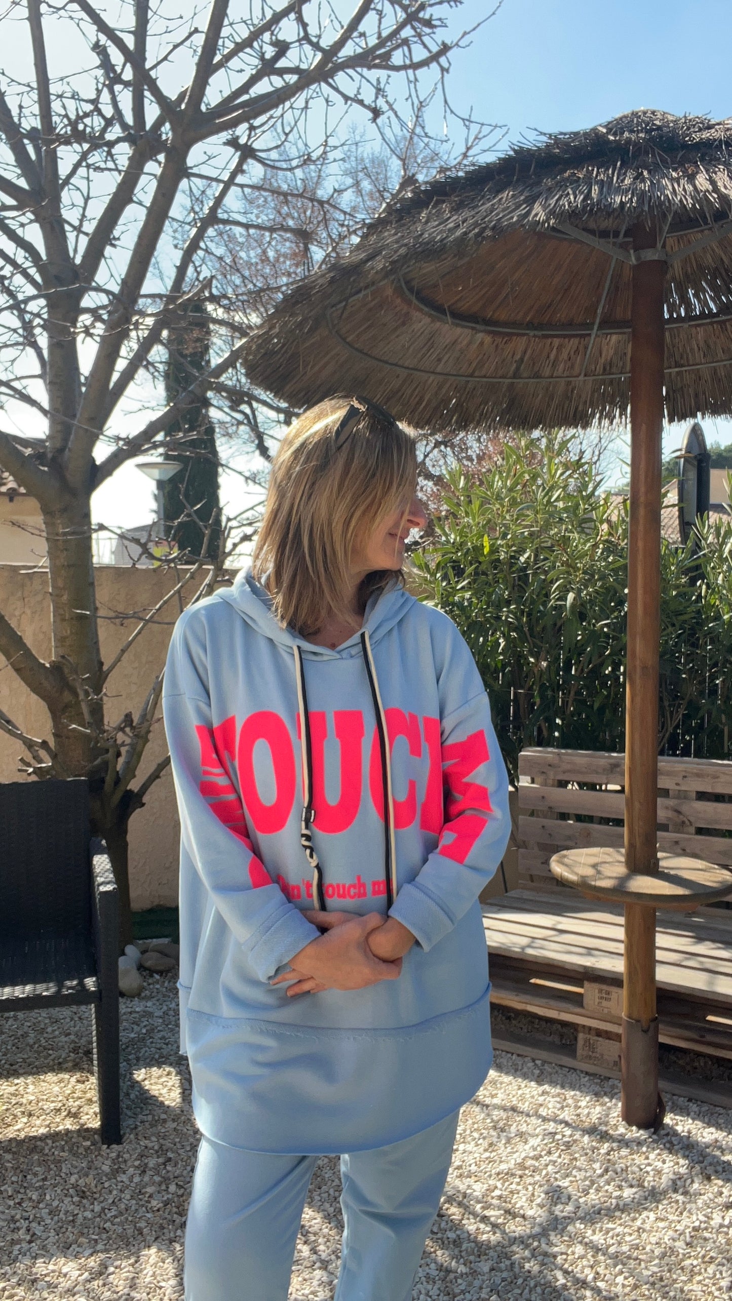 SWEAT BLEU & ROSE FLUO A CAPUCHE "DON'T TOUCH ME"